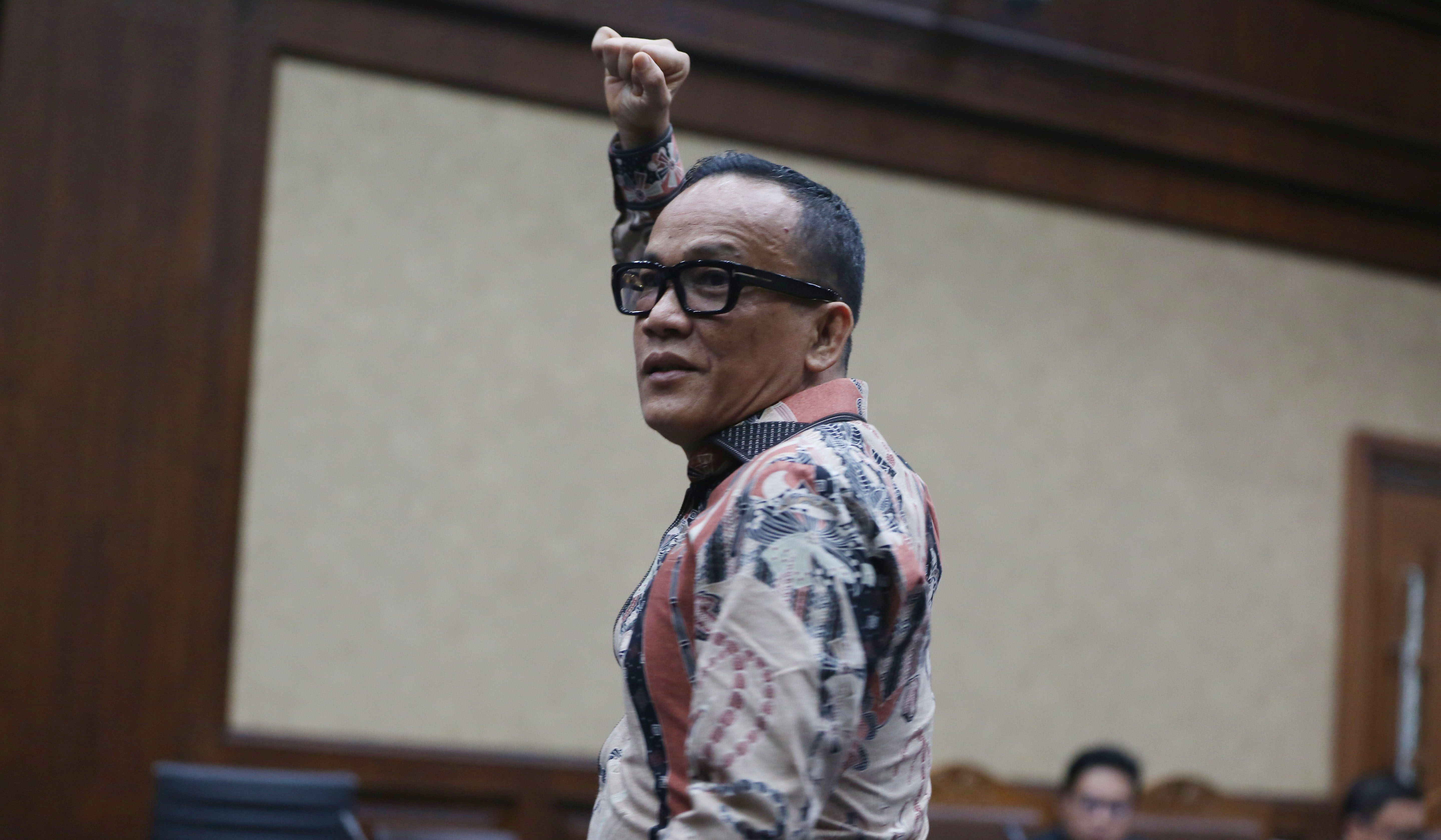 Eks Wamenaker, Immanuel Ebenezer, saat akan menjalani sidang tuntutan. (Agus Priatna/SinPo.id)
