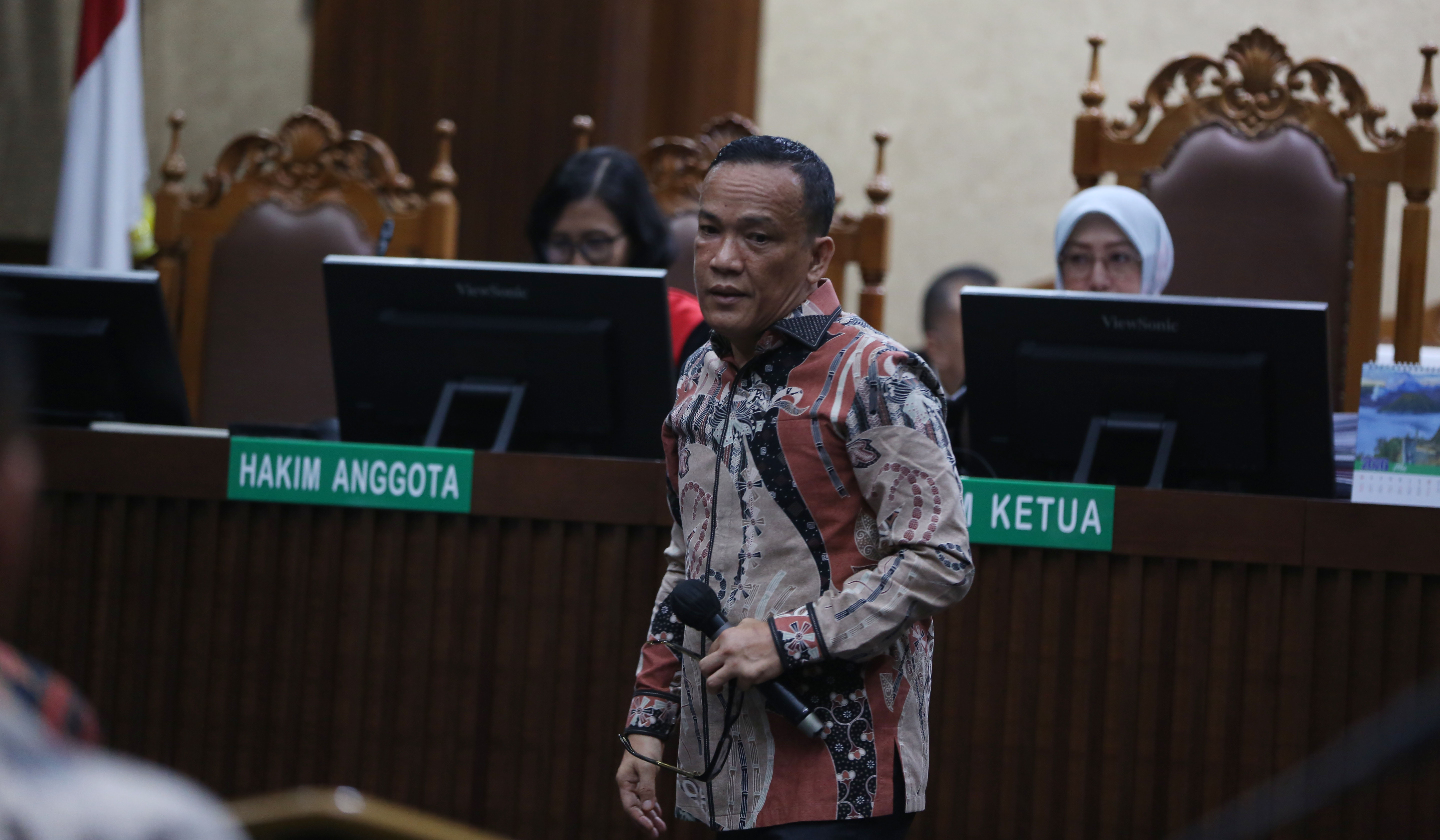 Eks Wamenaker, Immanuel Ebenezer, saat akan menjalani sidang tuntutan. (Agus Priatna/SinPo.id)