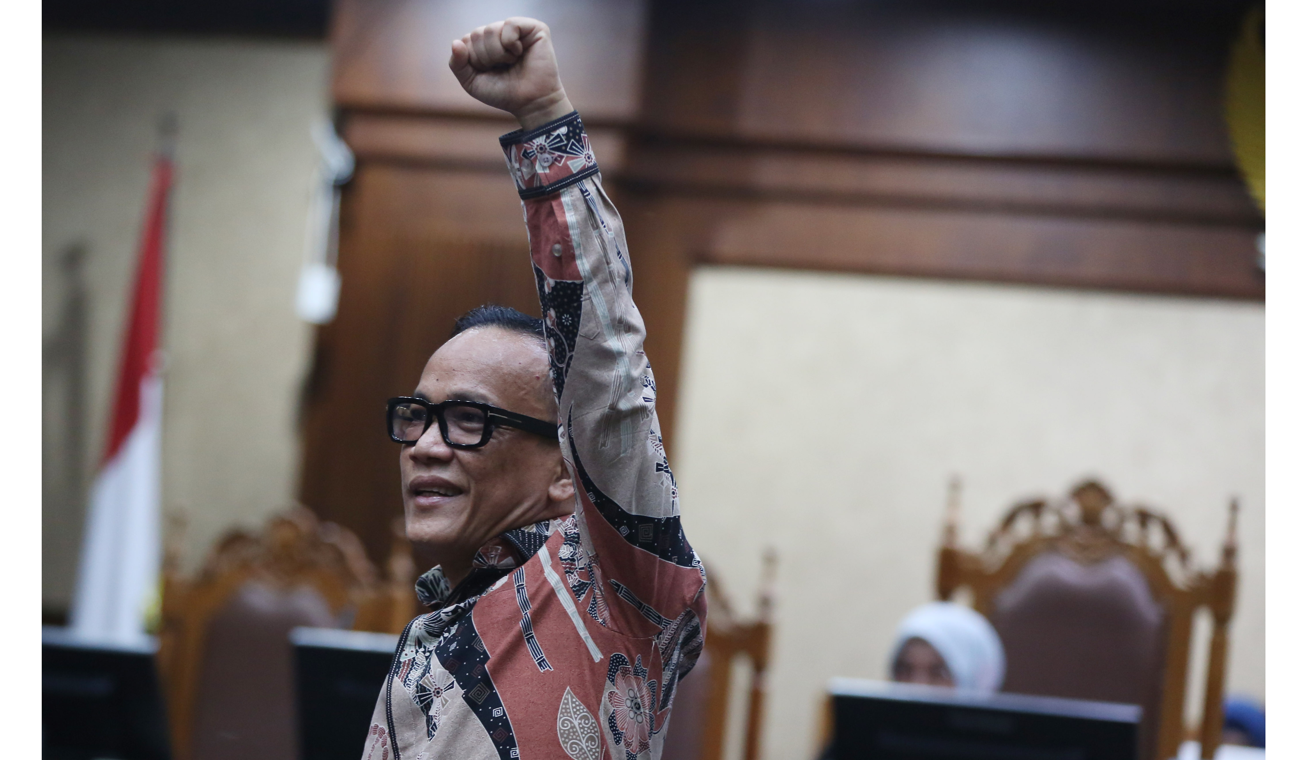 Eks Wamenaker, Immanuel Ebenezer, saat akan menjalani sidang tuntutan. (Agus Priatna/SinPo.id)