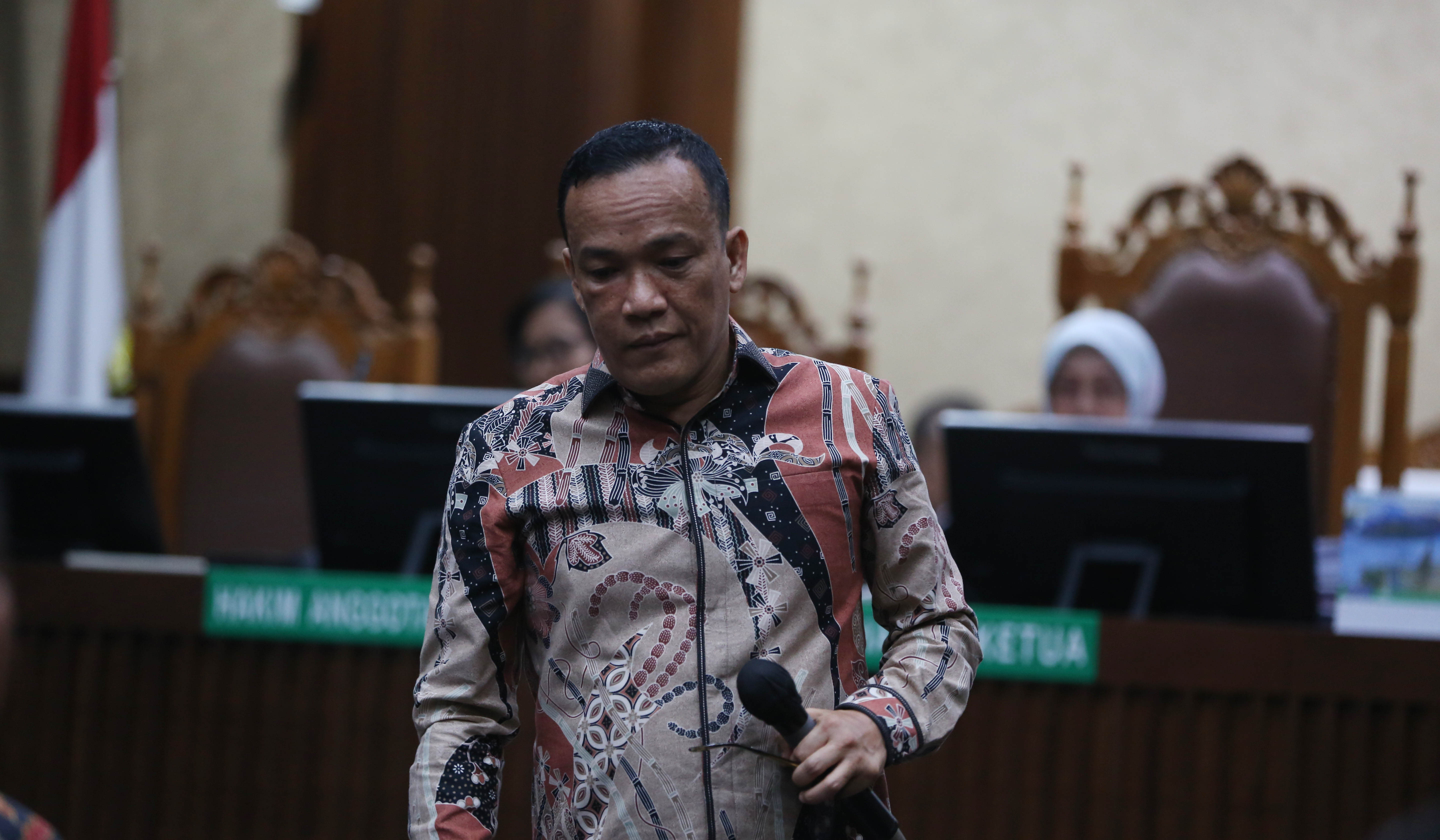 Eks Wamenaker, Immanuel Ebenezer, saat akan menjalani sidang tuntutan. (Agus Priatna/SinPo.id)