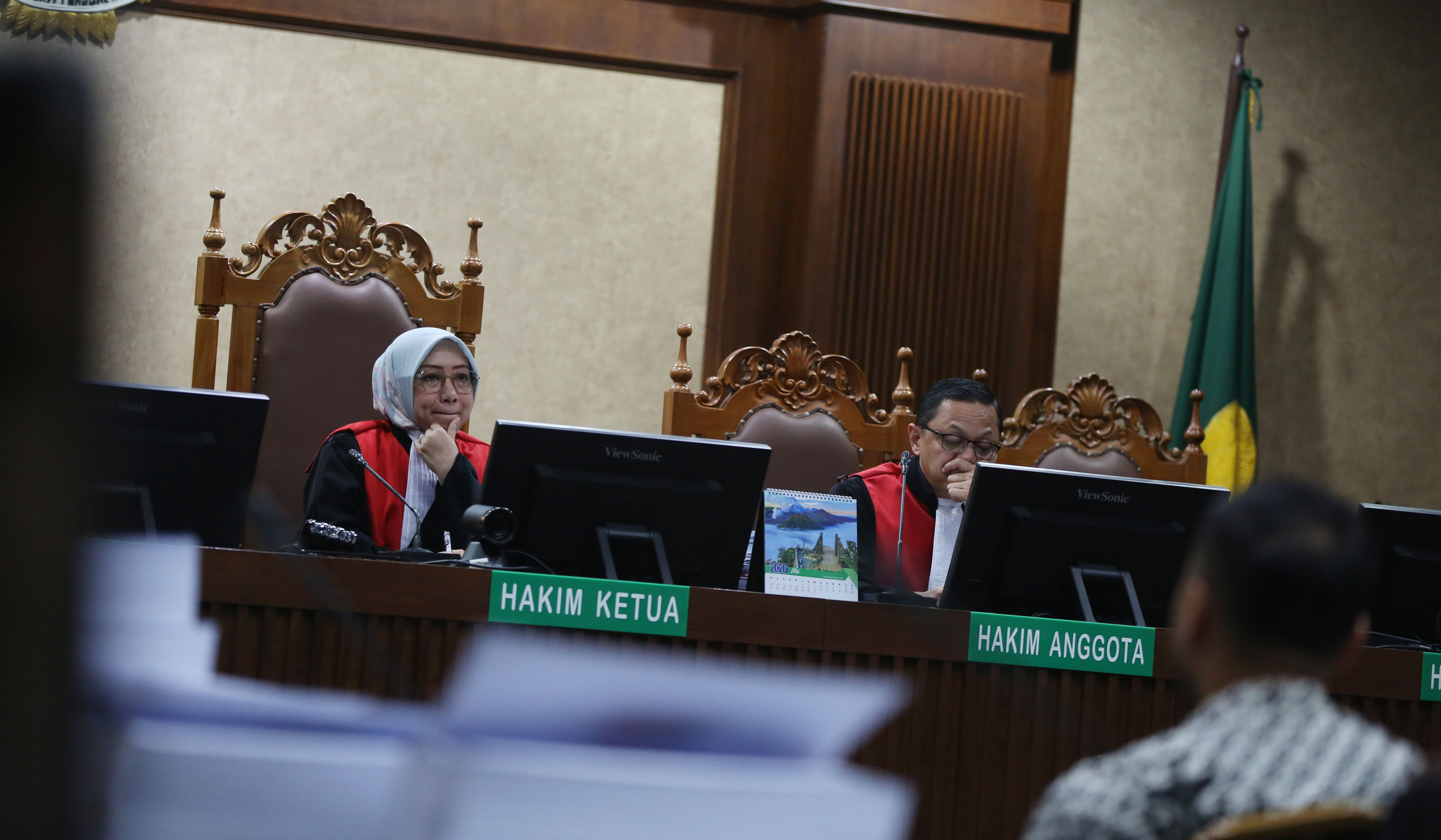 Eks Wamenaker, Immanuel Ebenezer, saat akan menjalani sidang tuntutan. (Agus Priatna/SinPo.id)