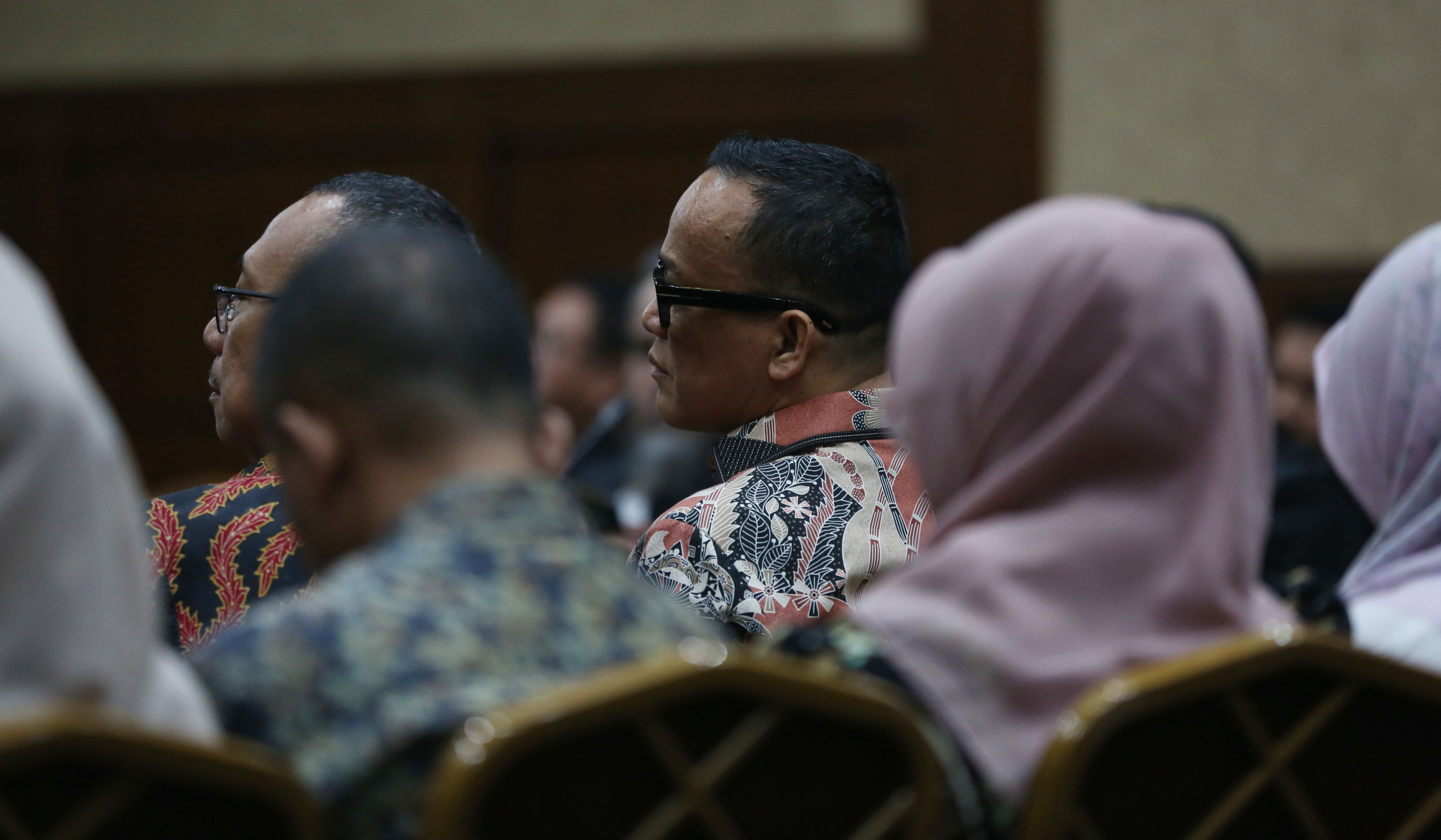 Eks Wamenaker, Immanuel Ebenezer, saat akan menjalani sidang tuntutan. (Agus Priatna/SinPo.id)