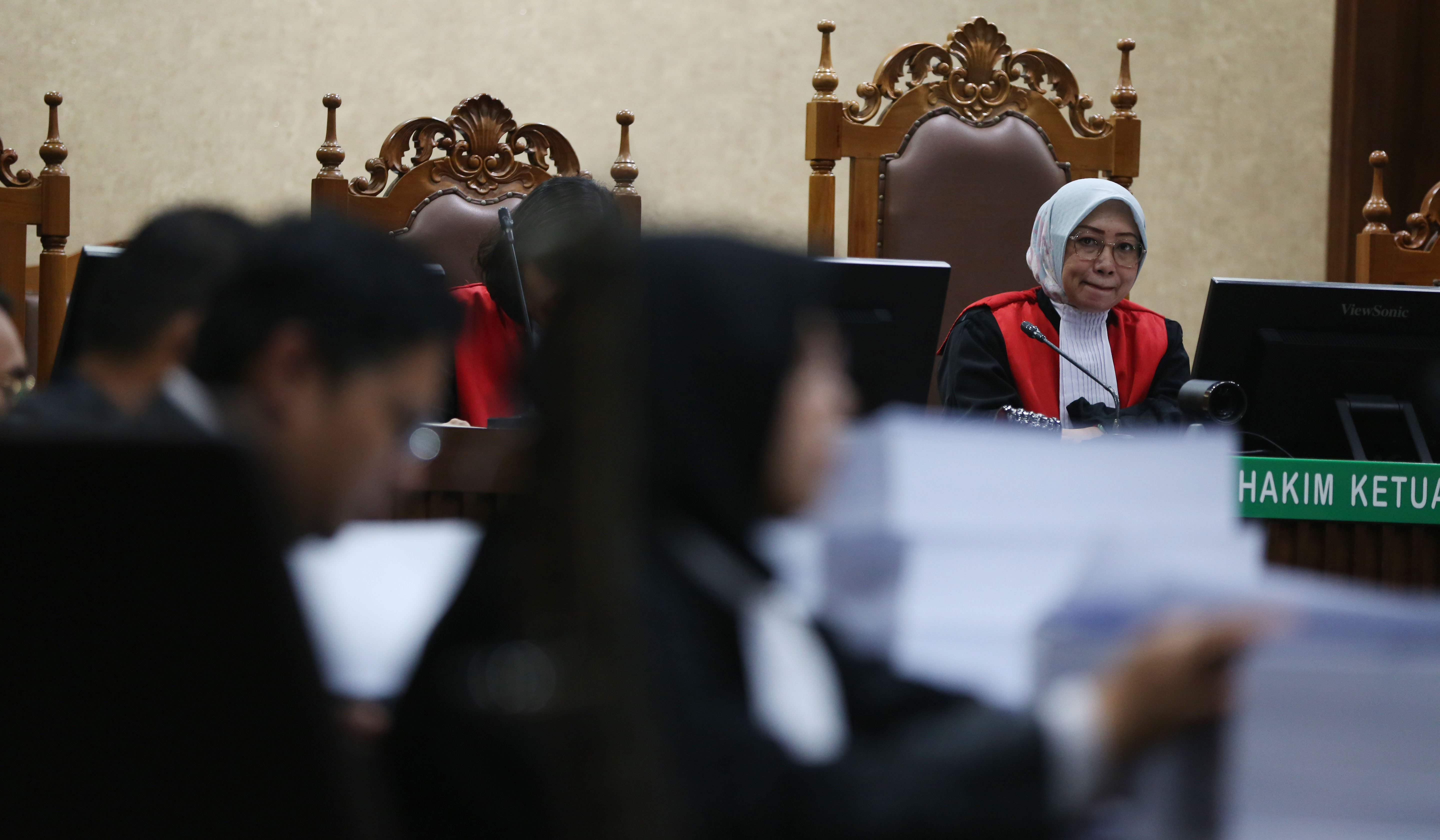 Eks Wamenaker, Immanuel Ebenezer, saat akan menjalani sidang tuntutan. (Agus Priatna/SinPo.id)
