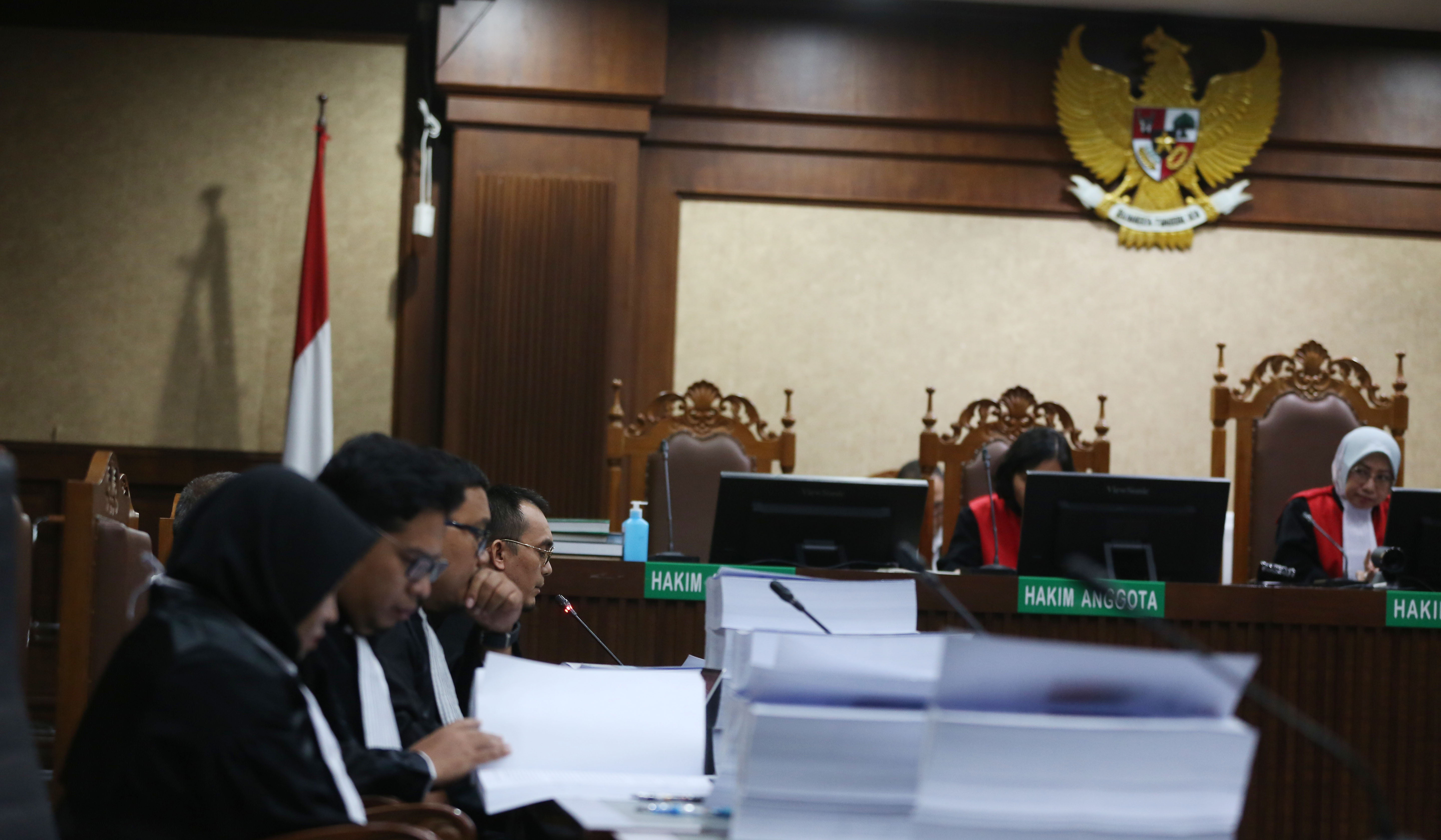 Eks Wamenaker, Immanuel Ebenezer, saat akan menjalani sidang tuntutan. (Agus Priatna/SinPo.id)