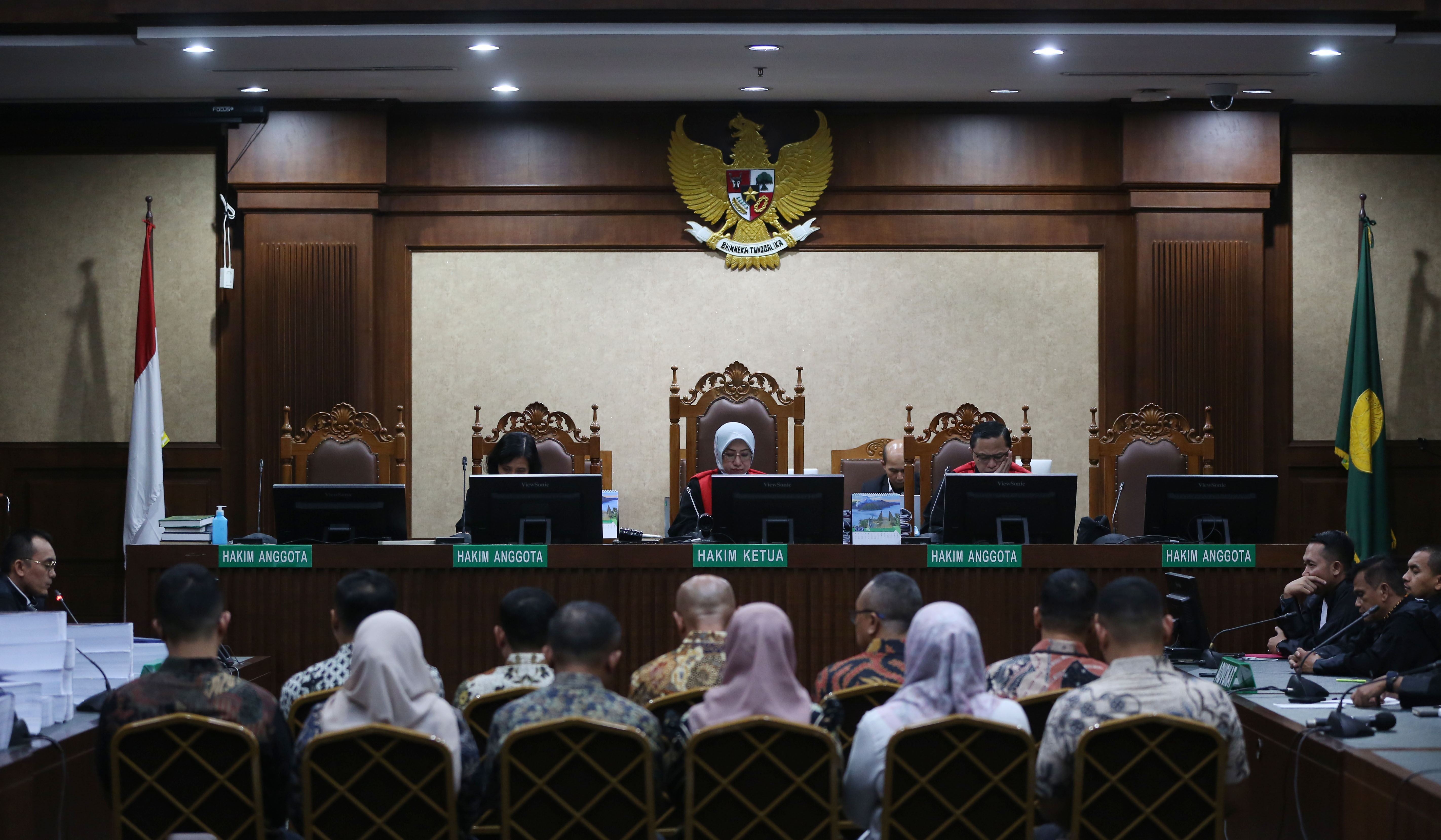 Eks Wamenaker, Immanuel Ebenezer, saat akan menjalani sidang tuntutan. (Agus Priatna/SinPo.id)