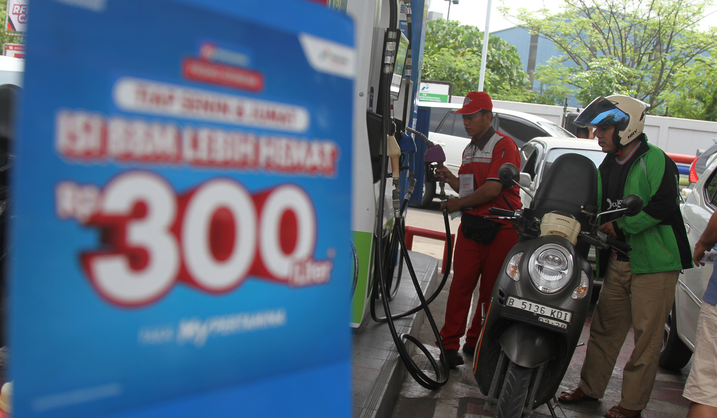 Pengisian bbm. (Agus Priatna/SinPo.id)