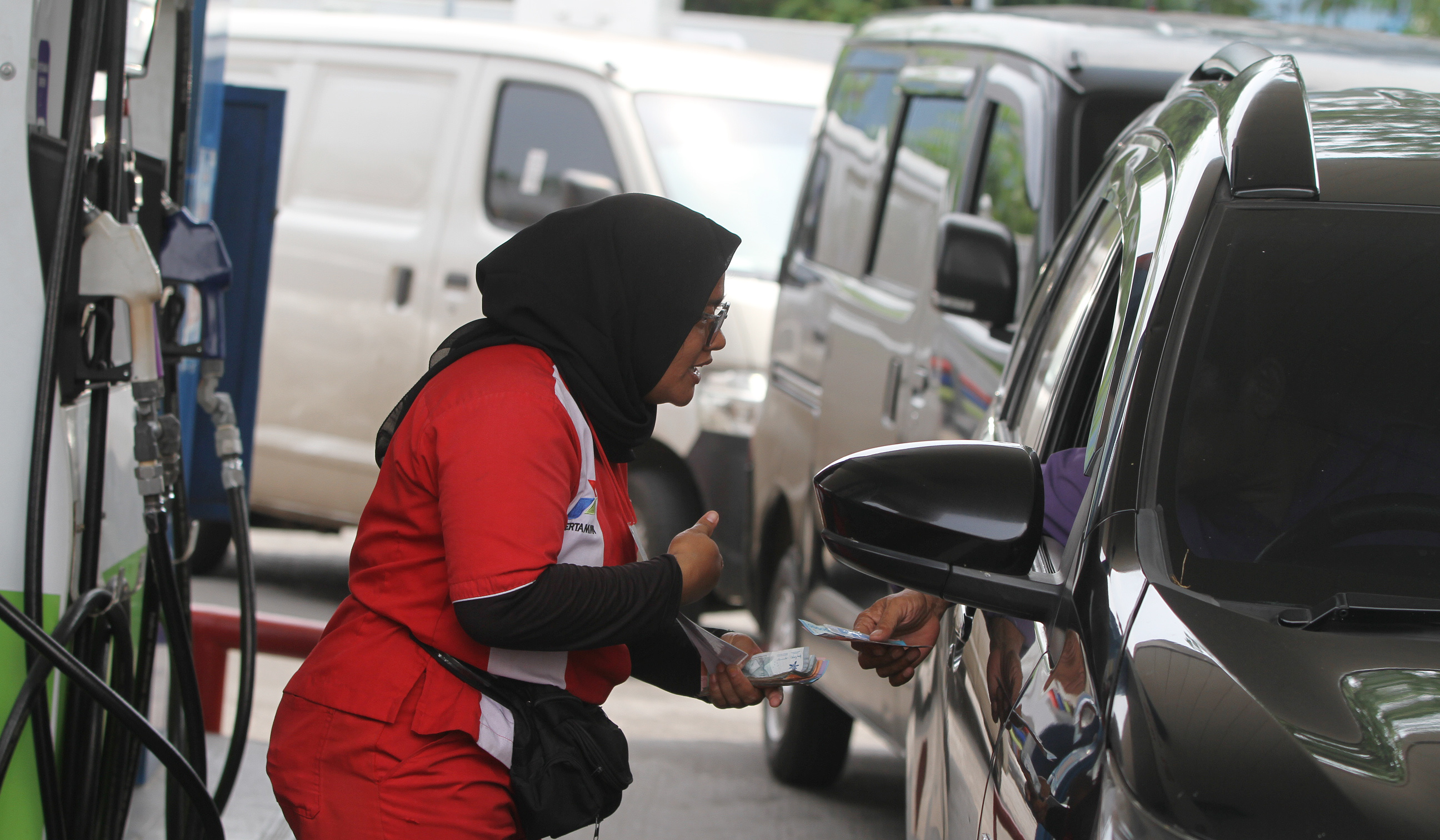 Pengisian bbm. (Agus Priatna/SinPo.id)