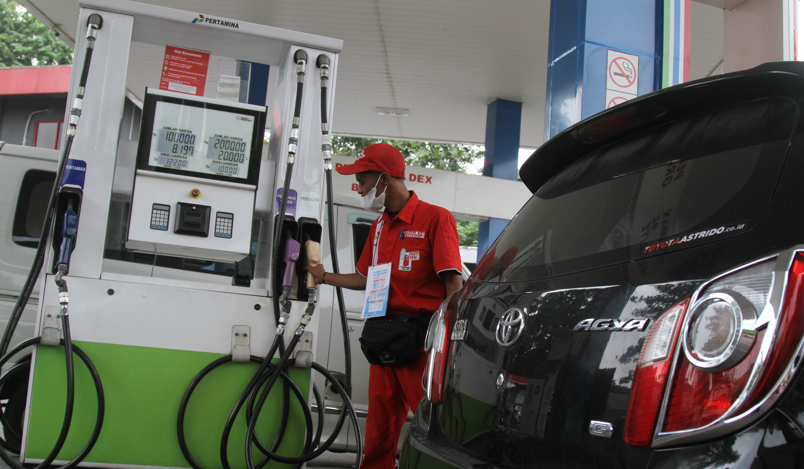 Pengisian bbm. (Agus Priatna/SinPo.id)