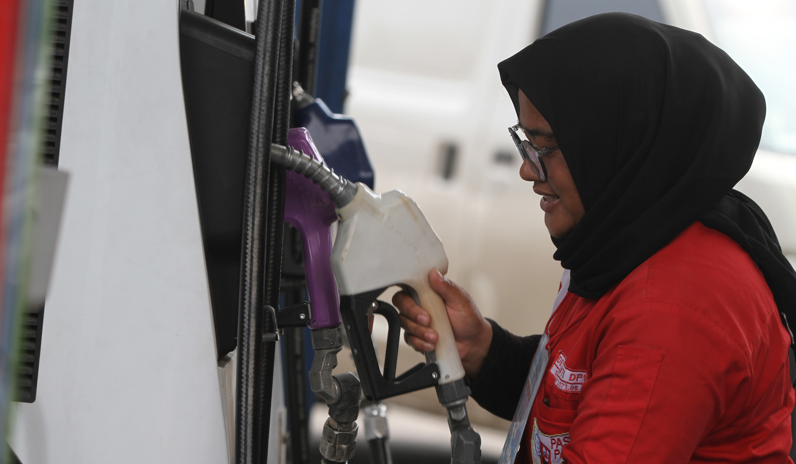 Pengisian bbm. (Agus Priatna/SinPo.id)