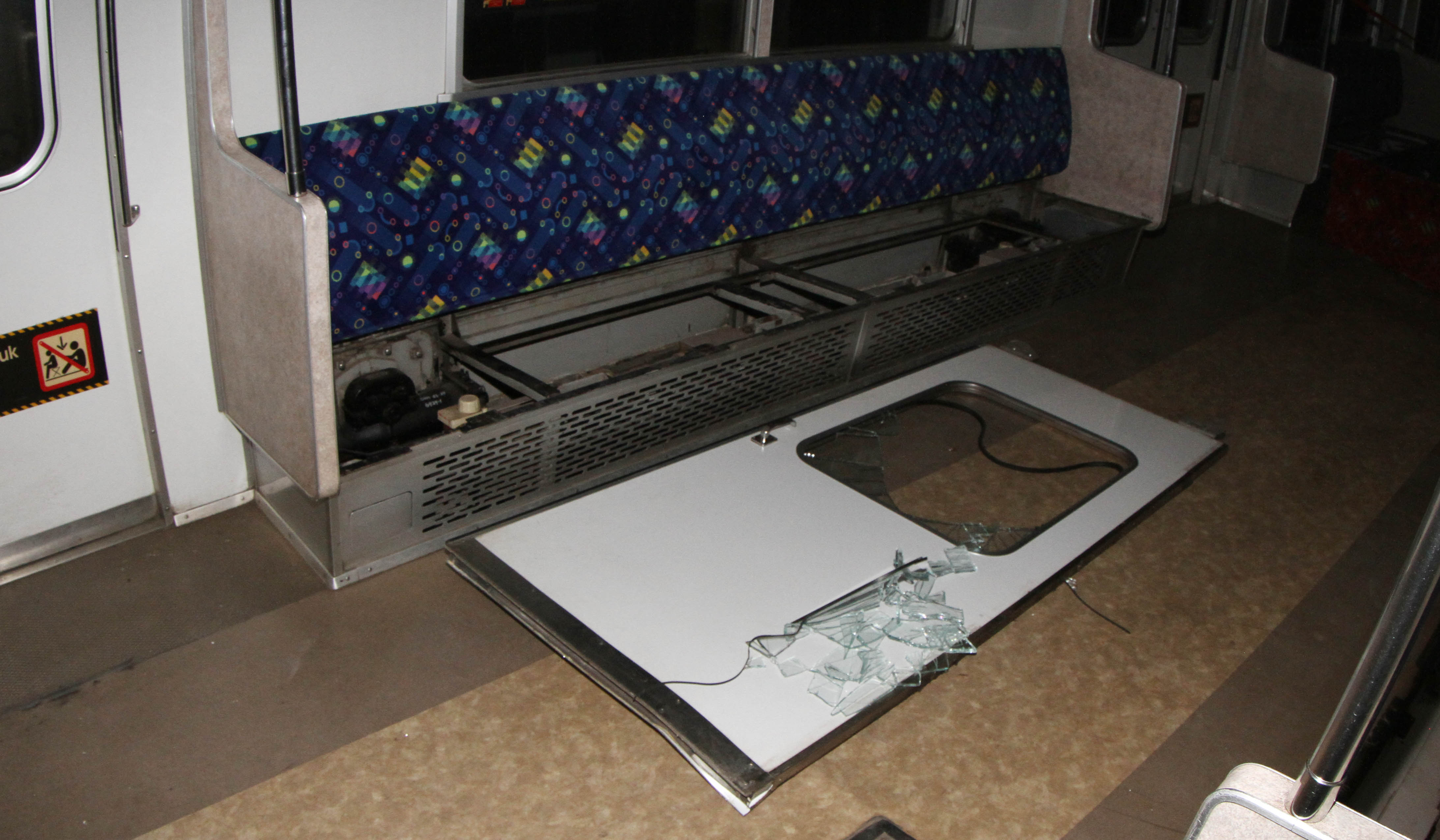 Petugas evakuasi korban tabrakan KRL-KA Argo Bromo di Stasiun Bekasi Timur. (Agus Priatna/SinPo.id)