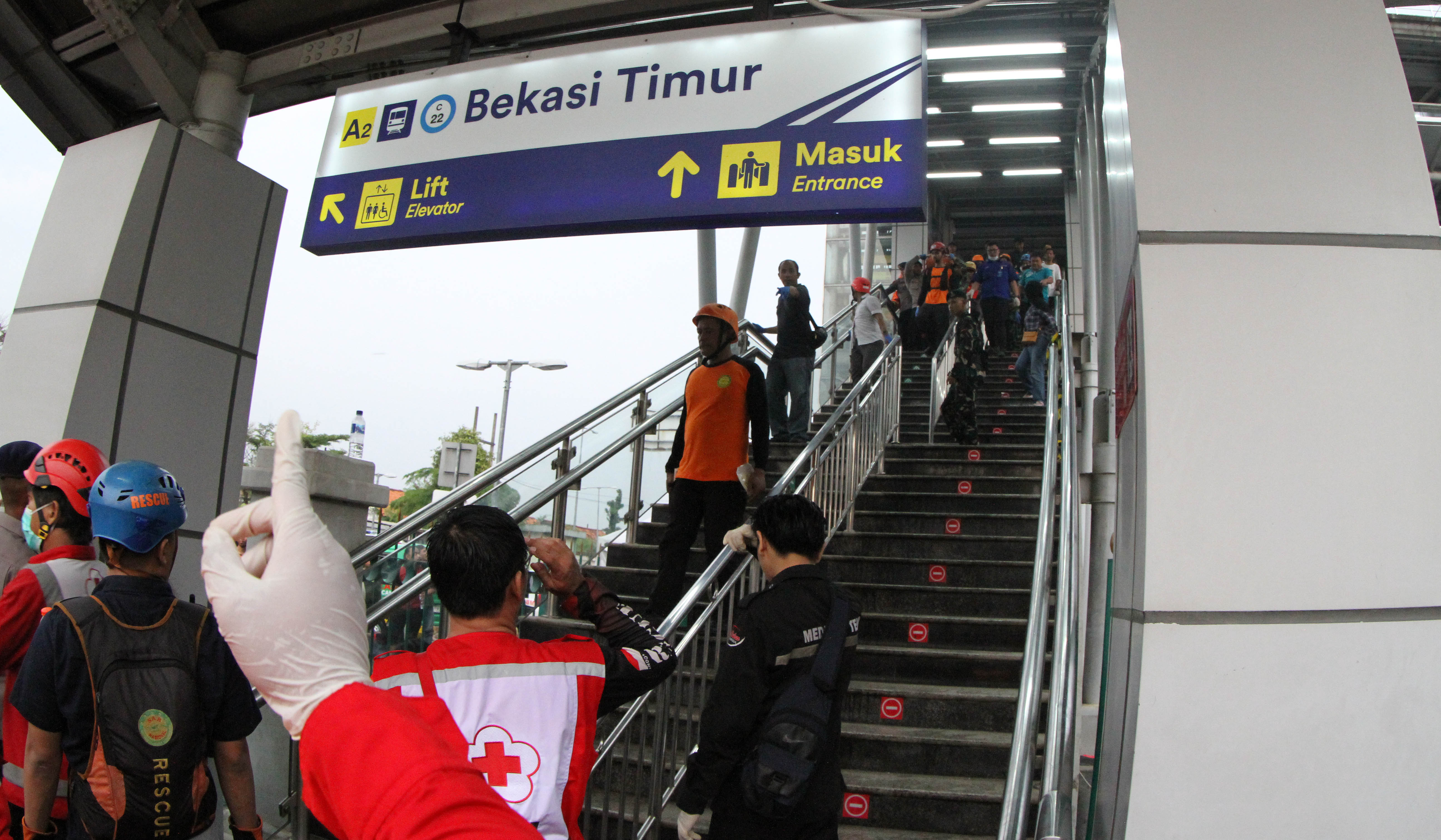 Petugas evakuasi korban tabrakan KRL-KA Argo Bromo di Stasiun Bekasi Timur. (Agus Priatna/SinPo.id)