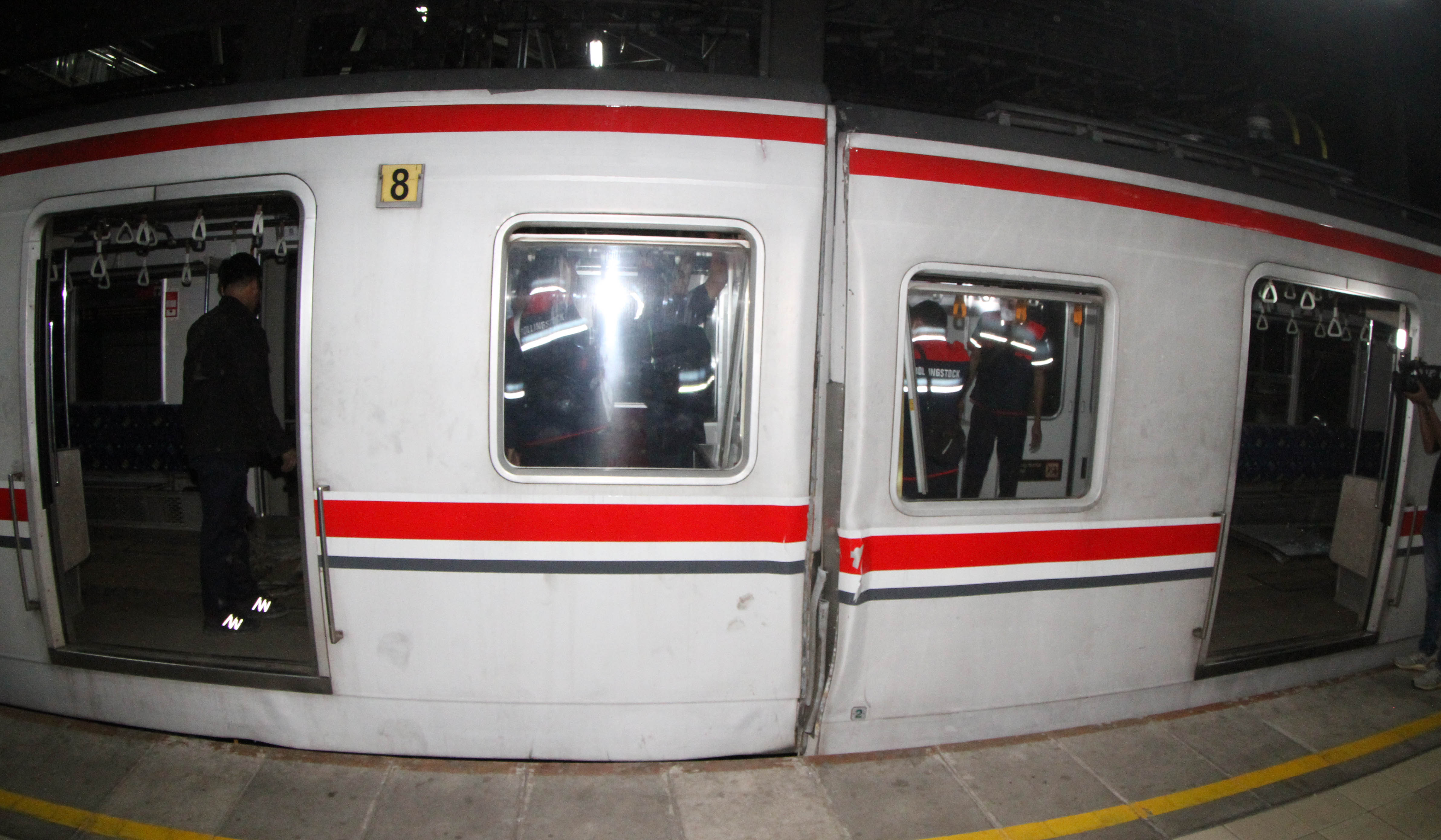 Petugas evakuasi korban tabrakan KRL-KA Argo Bromo di Stasiun Bekasi Timur. (Agus Priatna/SinPo.id)