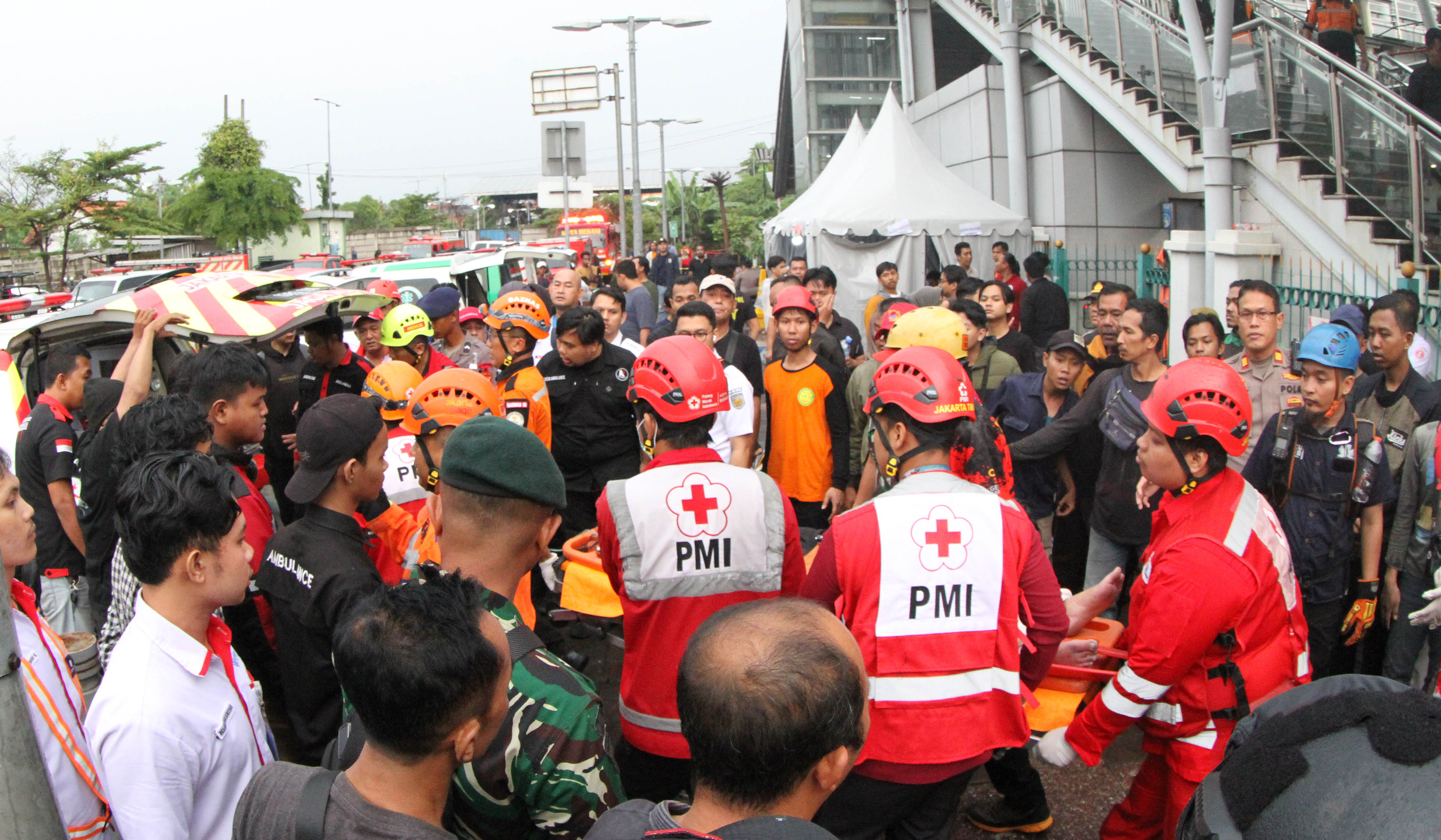 Petugas evakuasi korban tabrakan KRL-KA Argo Bromo di Stasiun Bekasi Timur. (Agus Priatna/SinPo.id)
