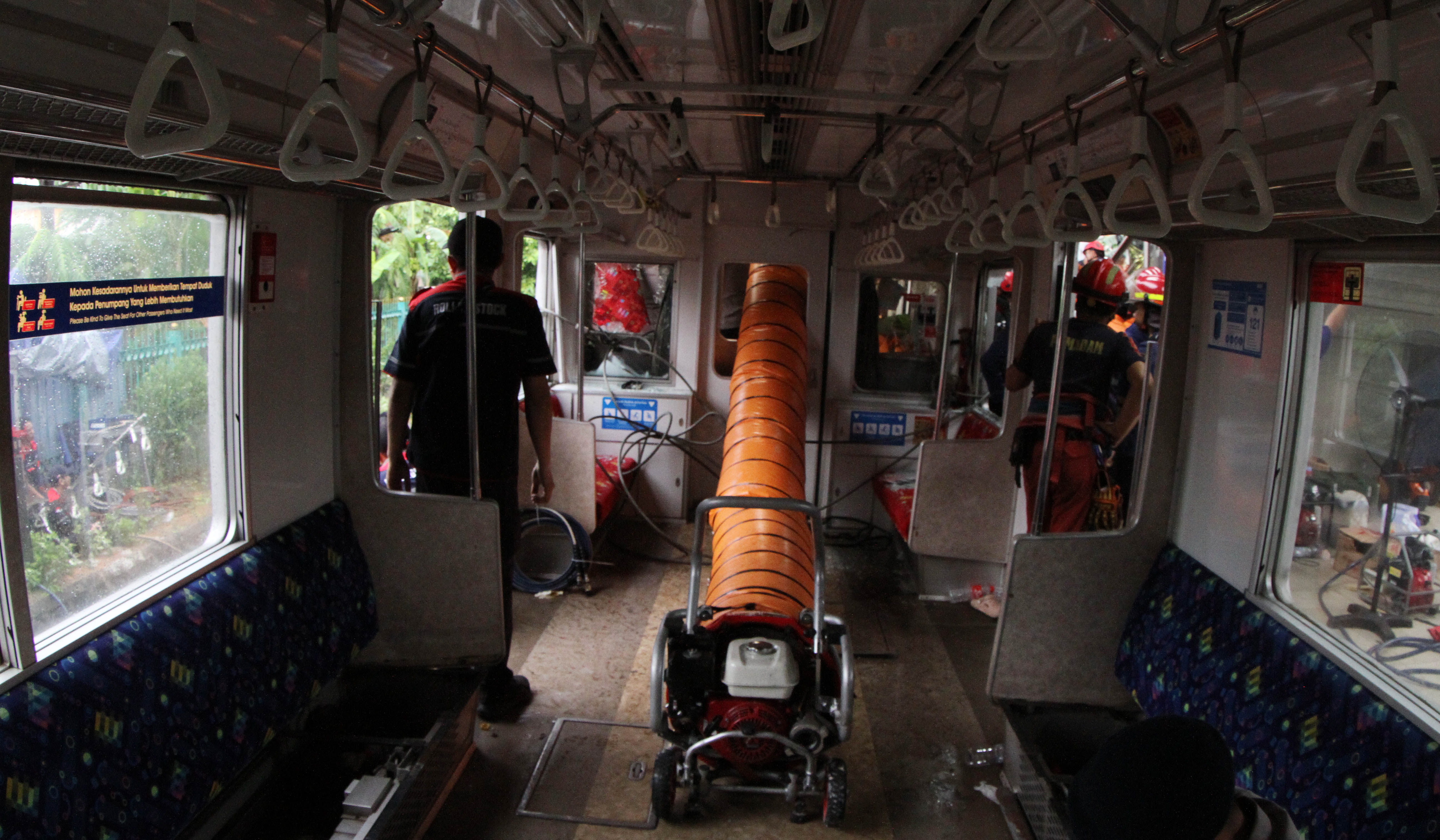Petugas evakuasi korban tabrakan KRL-KA Argo Bromo di Stasiun Bekasi Timur. (Agus Priatna/SinPo.id)