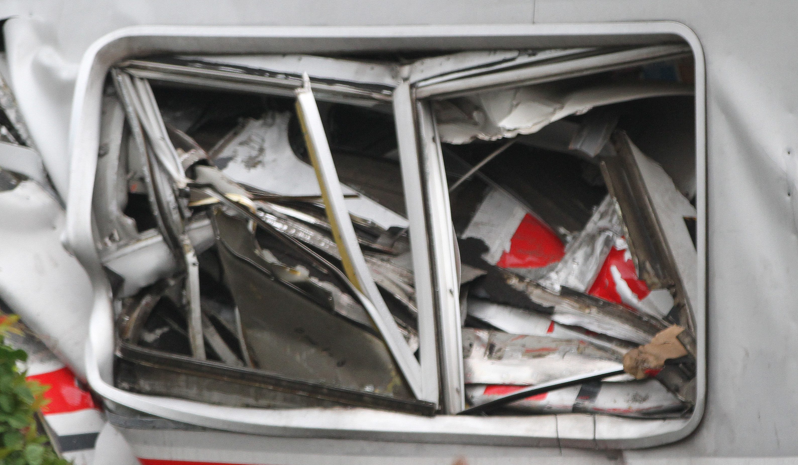 Petugas evakuasi korban tabrakan KRL-KA Argo Bromo di Stasiun Bekasi Timur. (Agus Priatna/SinPo.id)