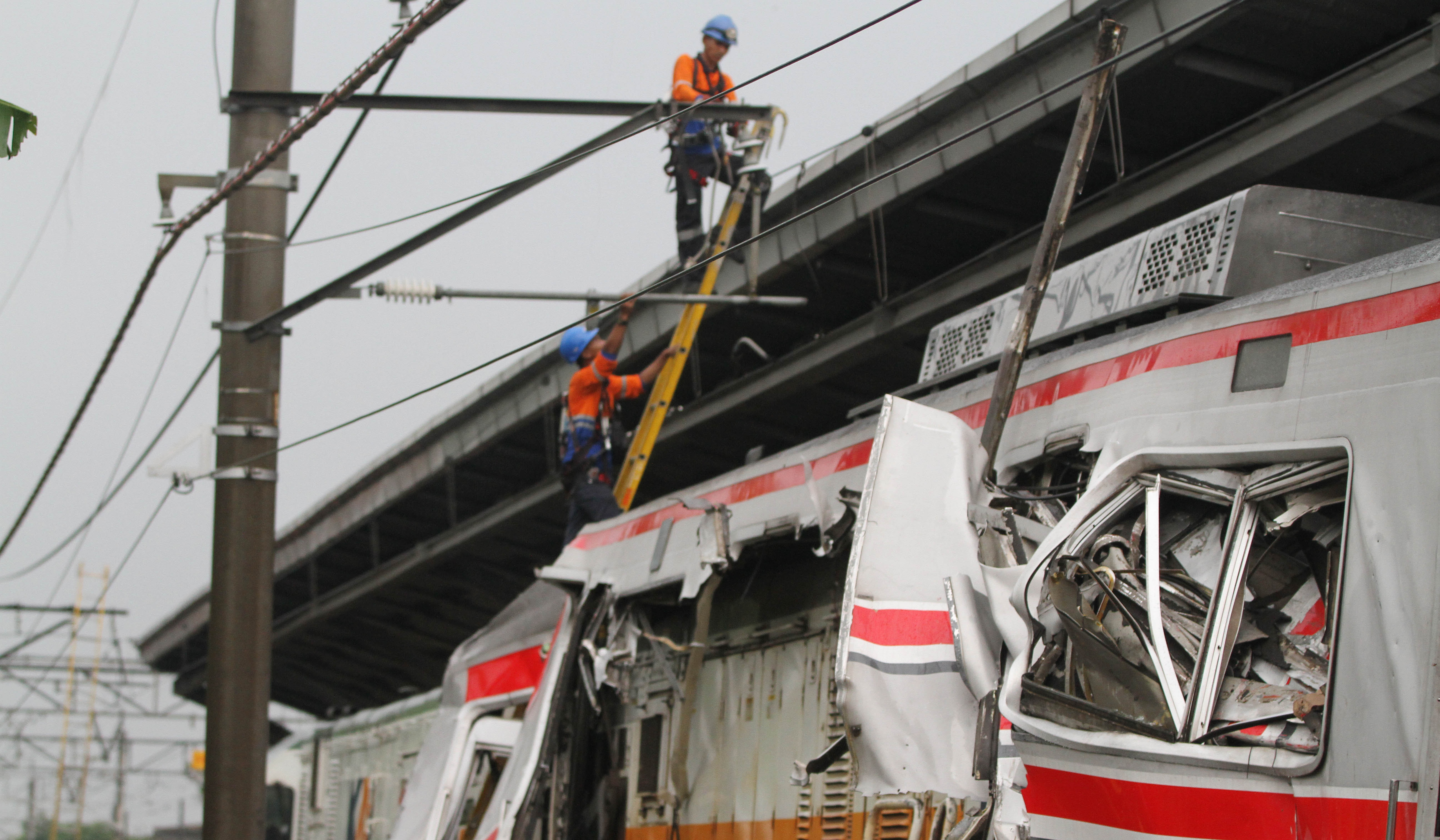 Petugas evakuasi korban tabrakan KRL-KA Argo Bromo di Stasiun Bekasi Timur. (Agus Priatna/SinPo.id)
