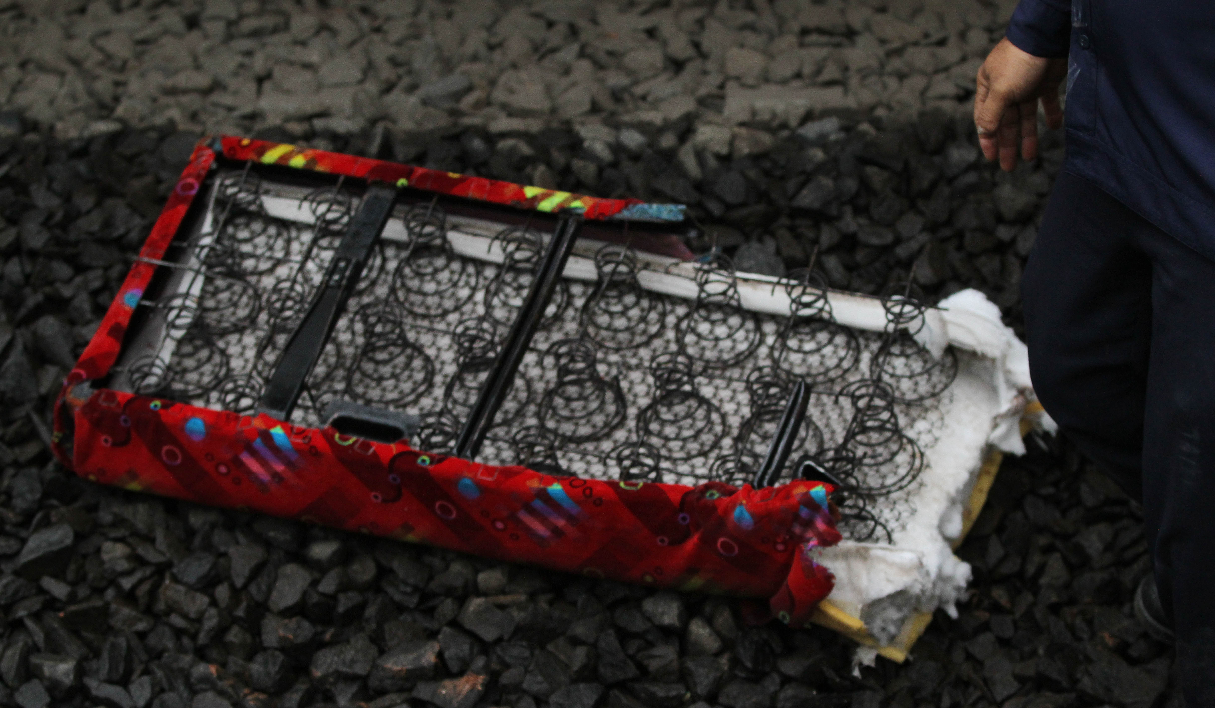 Petugas evakuasi korban tabrakan KRL-KA Argo Bromo di Stasiun Bekasi Timur. (Agus Priatna/SinPo.id)