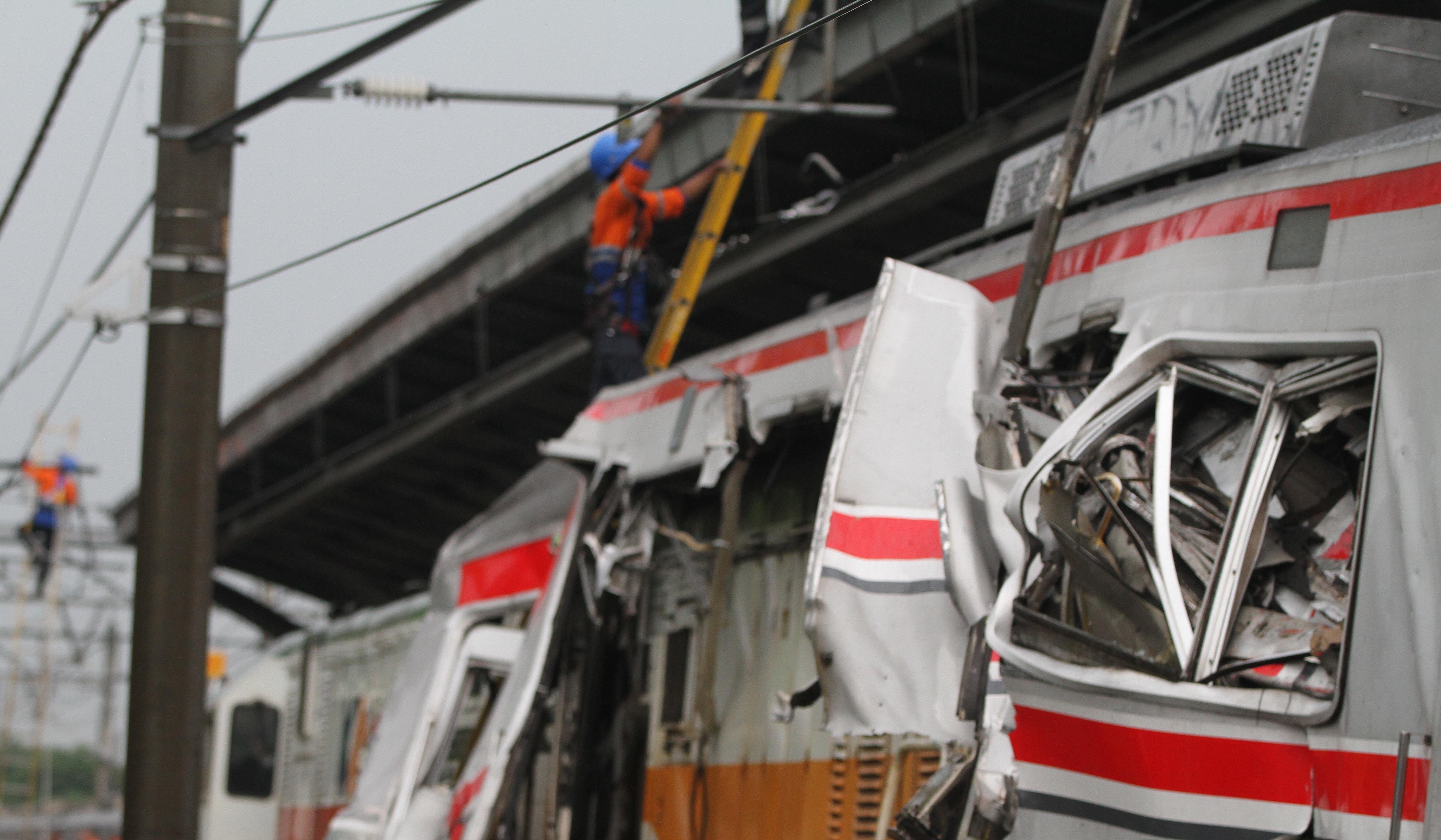 Petugas evakuasi korban tabrakan KRL-KA Argo Bromo di Stasiun Bekasi Timur. (Agus Priatna/SinPo.id)