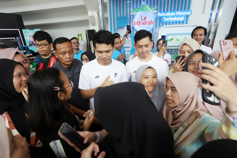 Ganda putra Indonesia Fajar Alfian/Muhammad Rian Ardianto berswa foto bersama pendukungnya dalam ajang Indonesia Open 2024 (Ashar/SinPo.id)