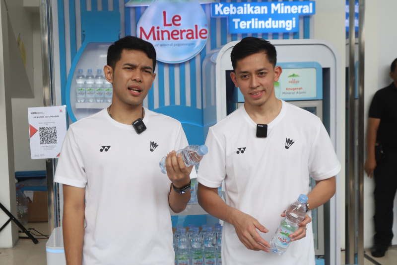 Ganda putra Indonesia Fajar Alfian/Muhammad Rian Ardianto berswa foto bersama pendukungnya dalam ajang Indonesia Open 2024 (Ashar/SinPo.id)