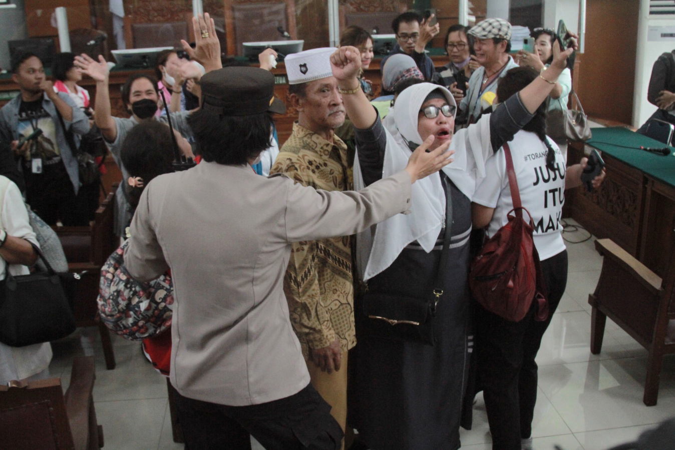 Fans Bharada E rayakan vonis ringan yang diberikan oleh Pengadilan Negeri Jakarta Selatan (Ashar/SinPo.id)