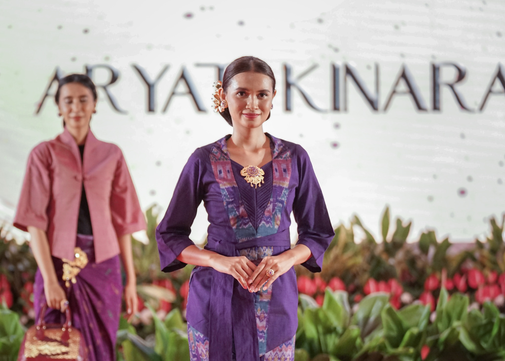 Fashion Culture Swarna Gemilang menampilkan hasil tenun dari seluruh Indonesia dan memberikan ruang bagi para UMKM hadir di Taman Mini (Ashar/SinPo.id)
