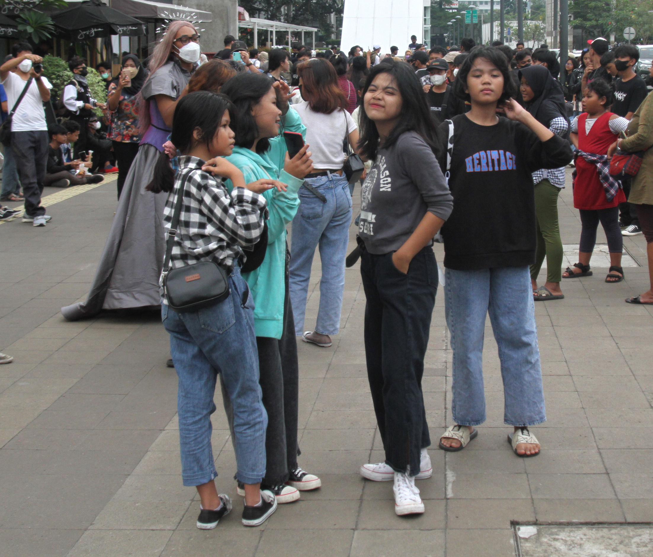 Remaja Citayam fashion week bergaya di Sudirman (Ashar/SinPo.id)