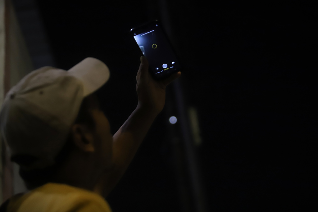 Fenomena Blood Moon atau Gerhana Bulan Total dapat dinikmati oleh warga Jakarta malam ini (Ashar/SinPo.id)