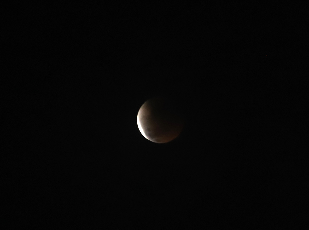 Fenomena Blood Moon atau Gerhana Bulan Total dapat dinikmati oleh warga Jakarta malam ini (Ashar/SinPo.id)