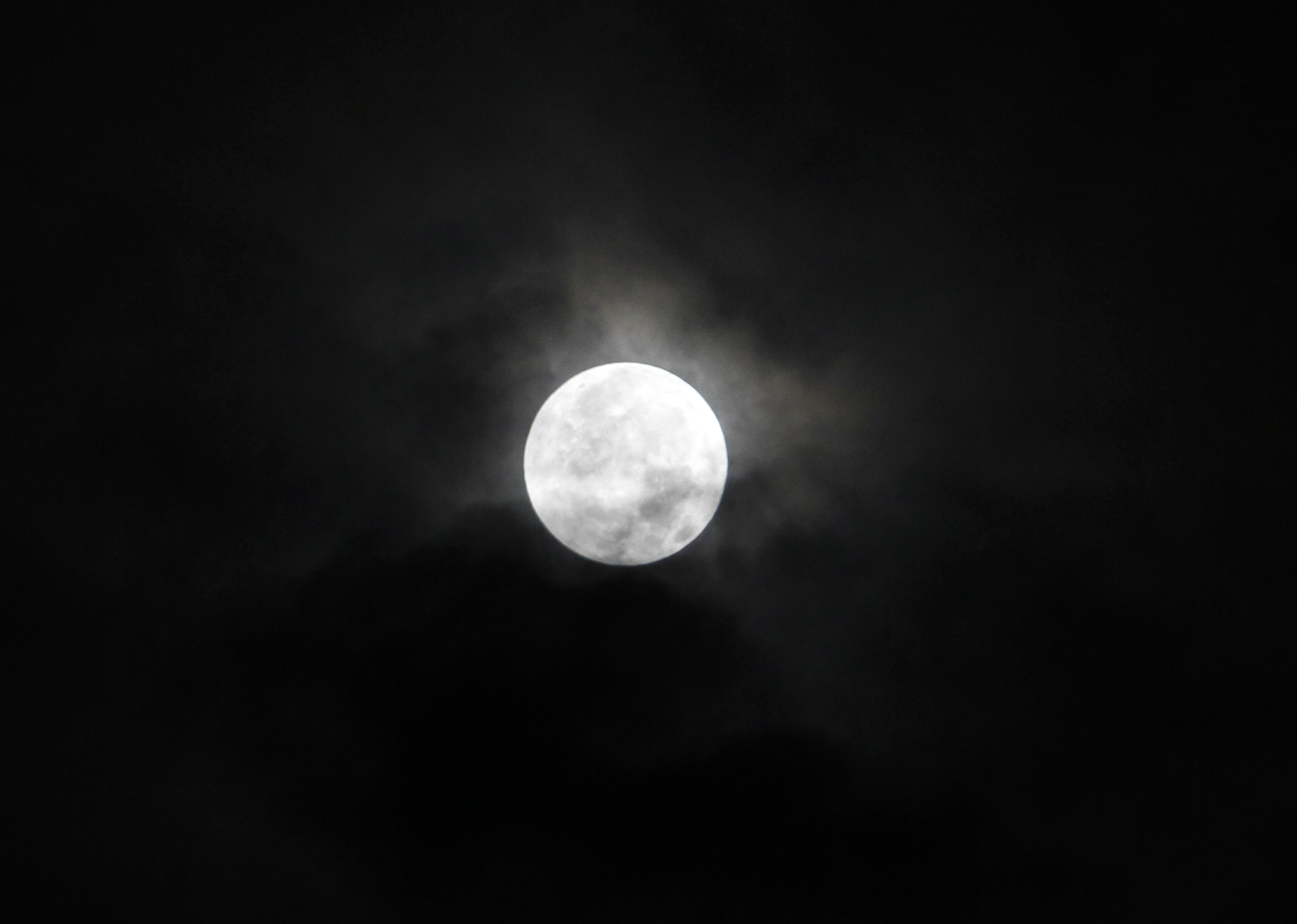 Fenomena alam Gerhana Bulan Penumbra terjadi karena sebagian atau keseluruhan penampang Bulan tertutupi oleh bayangan Bumi (Ashar/Sinpo.id