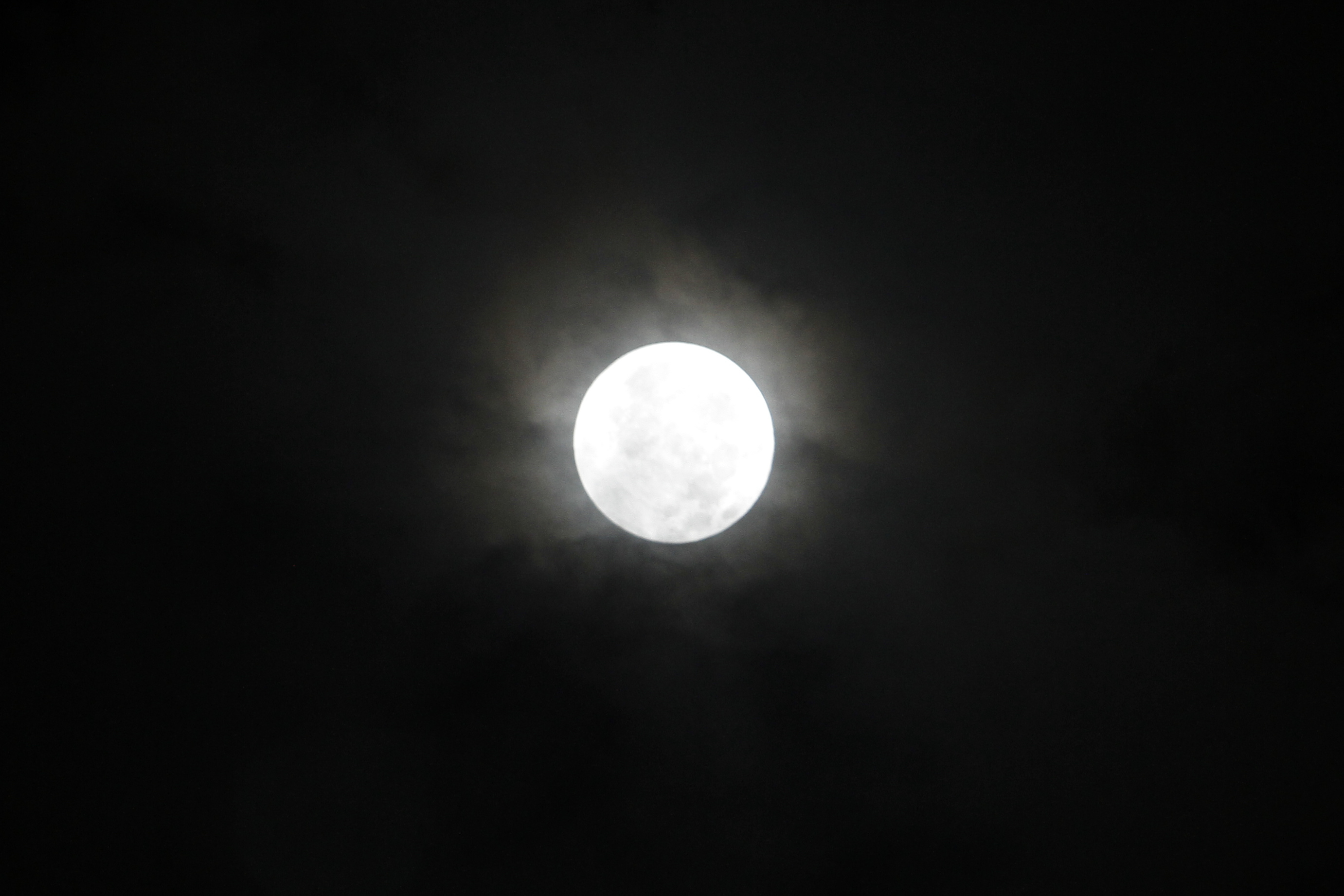 Fenomena alam Gerhana Bulan Penumbra terjadi karena sebagian atau keseluruhan penampang Bulan tertutupi oleh bayangan Bumi (Ashar/Sinpo.id