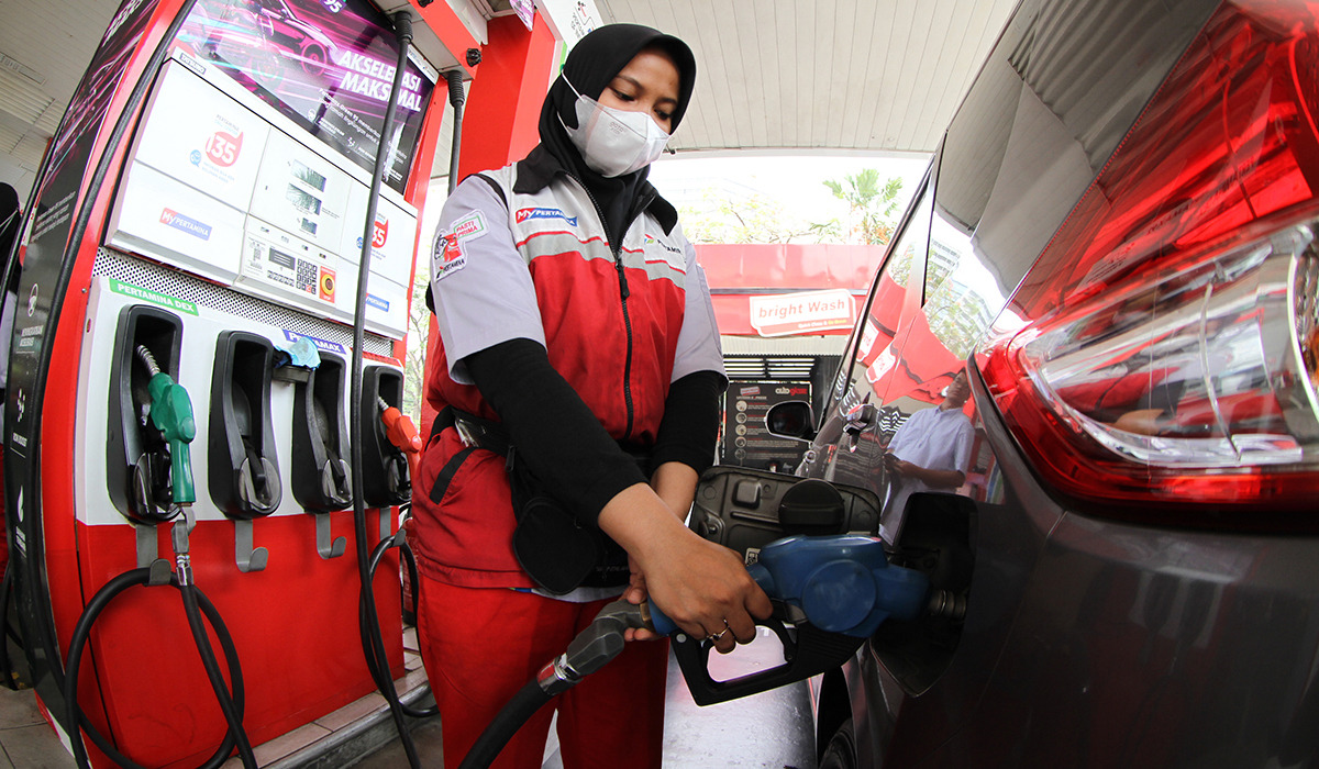 Petugas melakukan pengisian bbm non subsidi. (Agus Priatna/SinPo.id)