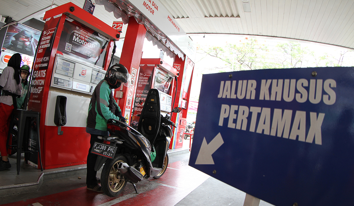 Petugas melakukan pengisian bbm non subsidi. (Agus Priatna/SinPo.id)