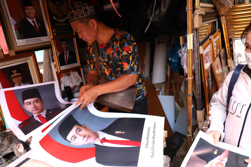 Penjualan foto Presiden dan Wakil Presiden terpilih Prabowo Subianto-Gibran Rakabuming Raka masa bakti 2024-2029 sangat laris diminati oleh masyarakat (Ashar/SinPo.id)