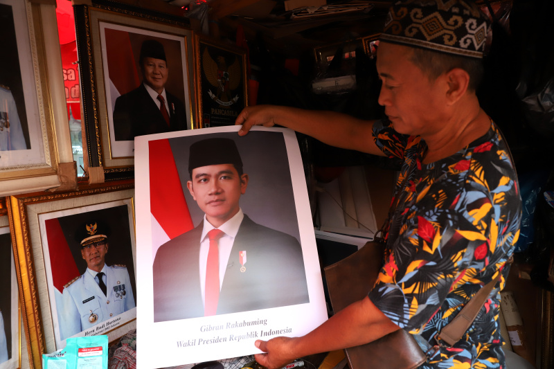 Penjualan foto Presiden dan Wakil Presiden terpilih Prabowo Subianto-Gibran Rakabuming Raka masa bakti 2024-2029 sangat laris diminati oleh masyarakat (Ashar/SinPo.id)