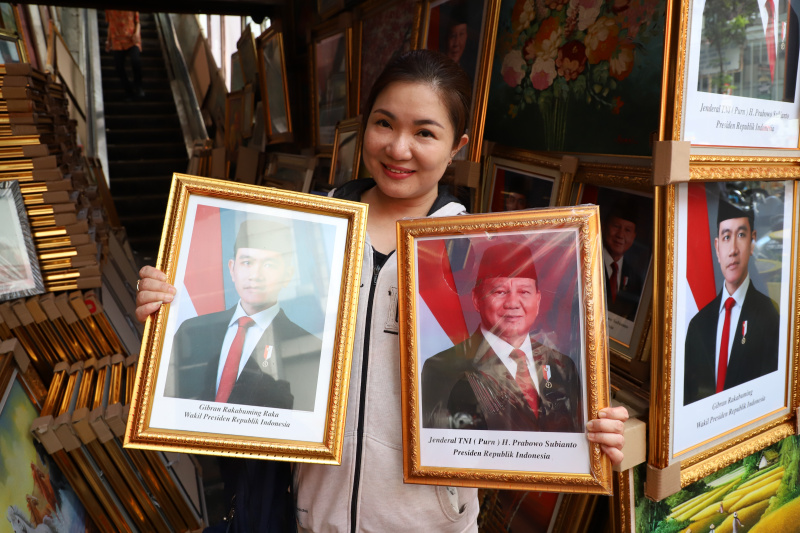 Penjualan foto Presiden dan Wakil Presiden terpilih Prabowo Subianto-Gibran Rakabuming Raka masa bakti 2024-2029 sangat laris diminati oleh masyarakat (Ashar/SinPo.id)