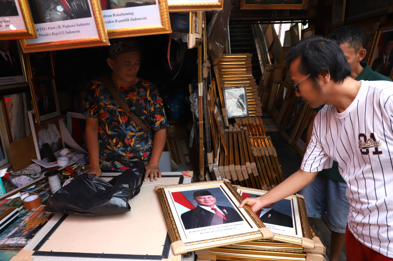 Penjualan foto Presiden dan Wakil Presiden terpilih Prabowo Subianto-Gibran Rakabuming Raka masa bakti 2024-2029 sangat laris diminati oleh masyarakat (Ashar/SinPo.id)