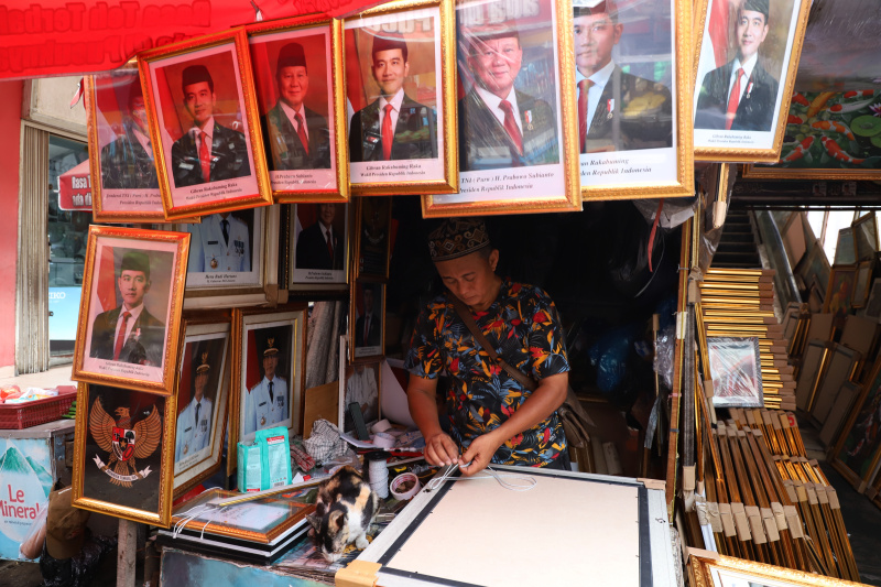 Penjualan foto Presiden dan Wakil Presiden terpilih Prabowo Subianto-Gibran Rakabuming Raka masa bakti 2024-2029 sangat laris diminati oleh masyarakat (Ashar/SinPo.id)