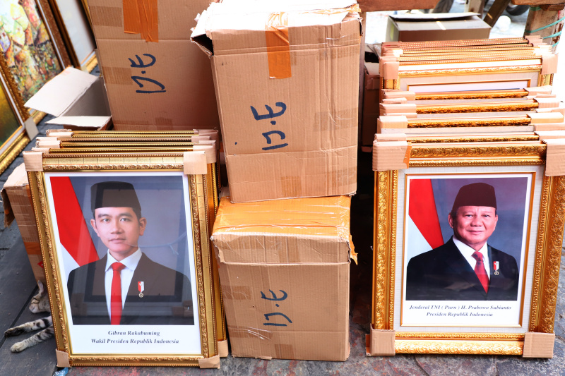 Penjualan foto Presiden dan Wakil Presiden terpilih Prabowo Subianto-Gibran Rakabuming Raka masa bakti 2024-2029 sangat laris diminati oleh masyarakat (Ashar/SinPo.id)