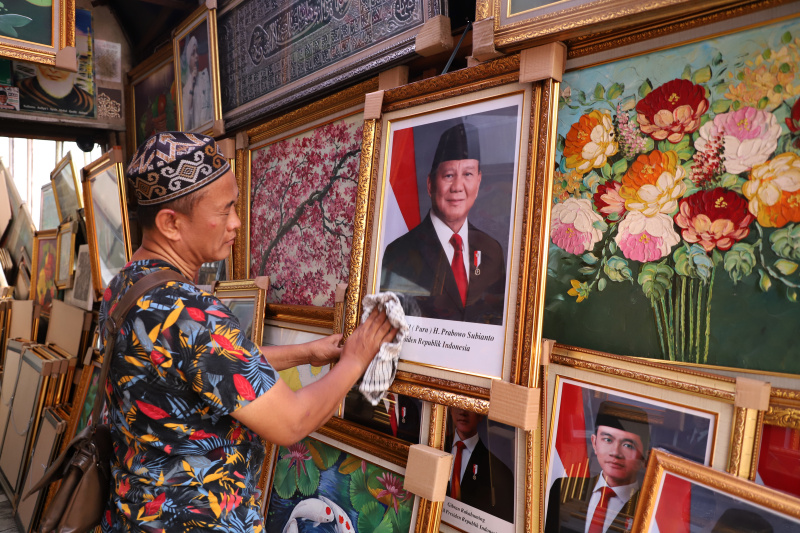 Penjualan foto Presiden dan Wakil Presiden terpilih Prabowo Subianto-Gibran Rakabuming Raka masa bakti 2024-2029 sangat laris diminati oleh masyarakat (Ashar/SinPo.id)