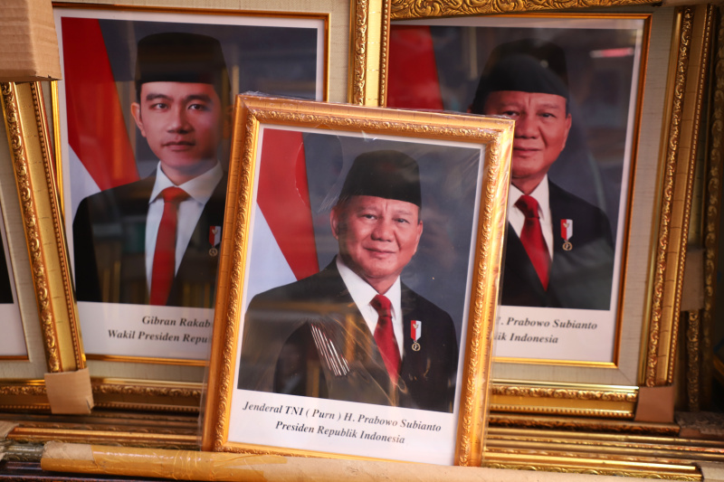 Penjualan foto Presiden dan Wakil Presiden terpilih Prabowo Subianto-Gibran Rakabuming Raka masa bakti 2024-2029 sangat laris diminati oleh masyarakat (Ashar/SinPo.id)