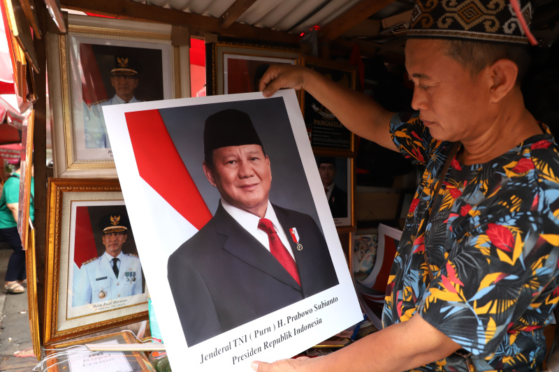 Penjualan foto Presiden dan Wakil Presiden terpilih Prabowo Subianto-Gibran Rakabuming Raka masa bakti 2024-2029 sangat laris diminati oleh masyarakat (Ashar/SinPo.id)