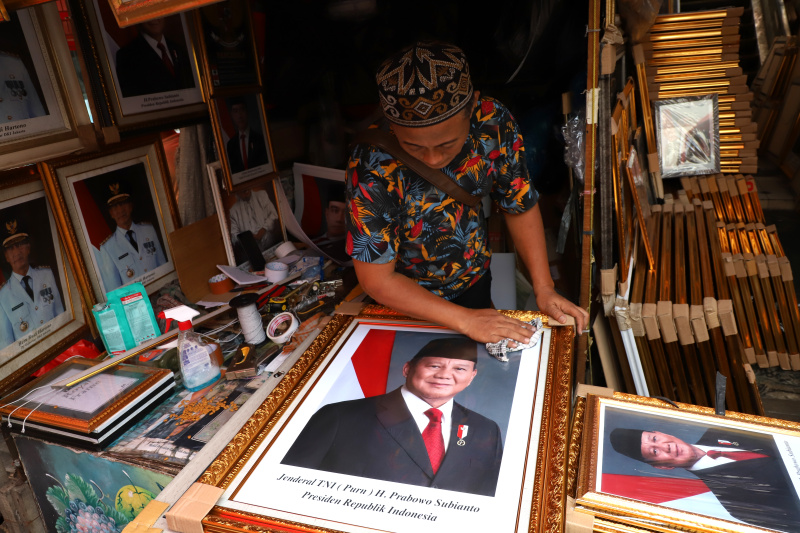 Penjualan foto Presiden dan Wakil Presiden terpilih Prabowo Subianto-Gibran Rakabuming Raka masa bakti 2024-2029 sangat laris diminati oleh masyarakat (Ashar/SinPo.id)