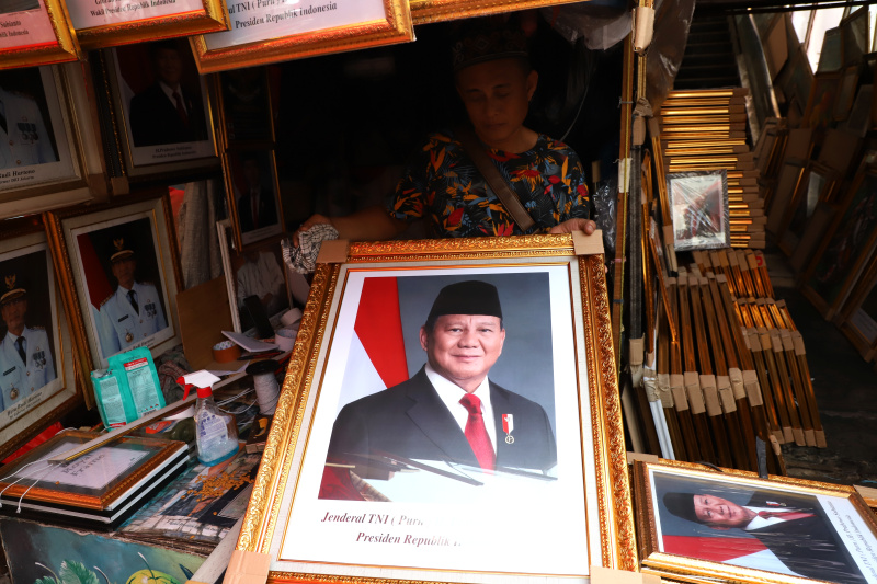 Penjualan foto Presiden dan Wakil Presiden terpilih Prabowo Subianto-Gibran Rakabuming Raka masa bakti 2024-2029 sangat laris diminati oleh masyarakat (Ashar/SinPo.id)