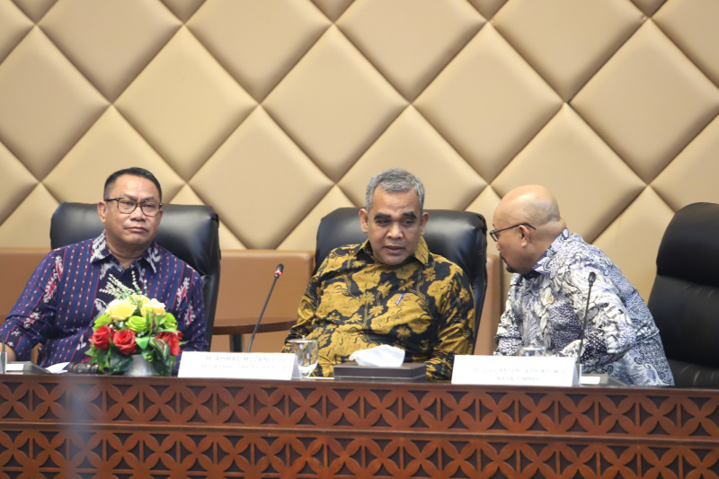 Fraksi Partai Gerindra DPR RI menggelar seminar nasional strategi pengembangan transportasi dan logistik menjemput Indonesia Emas 2045 (Ashar/SinPo.id)