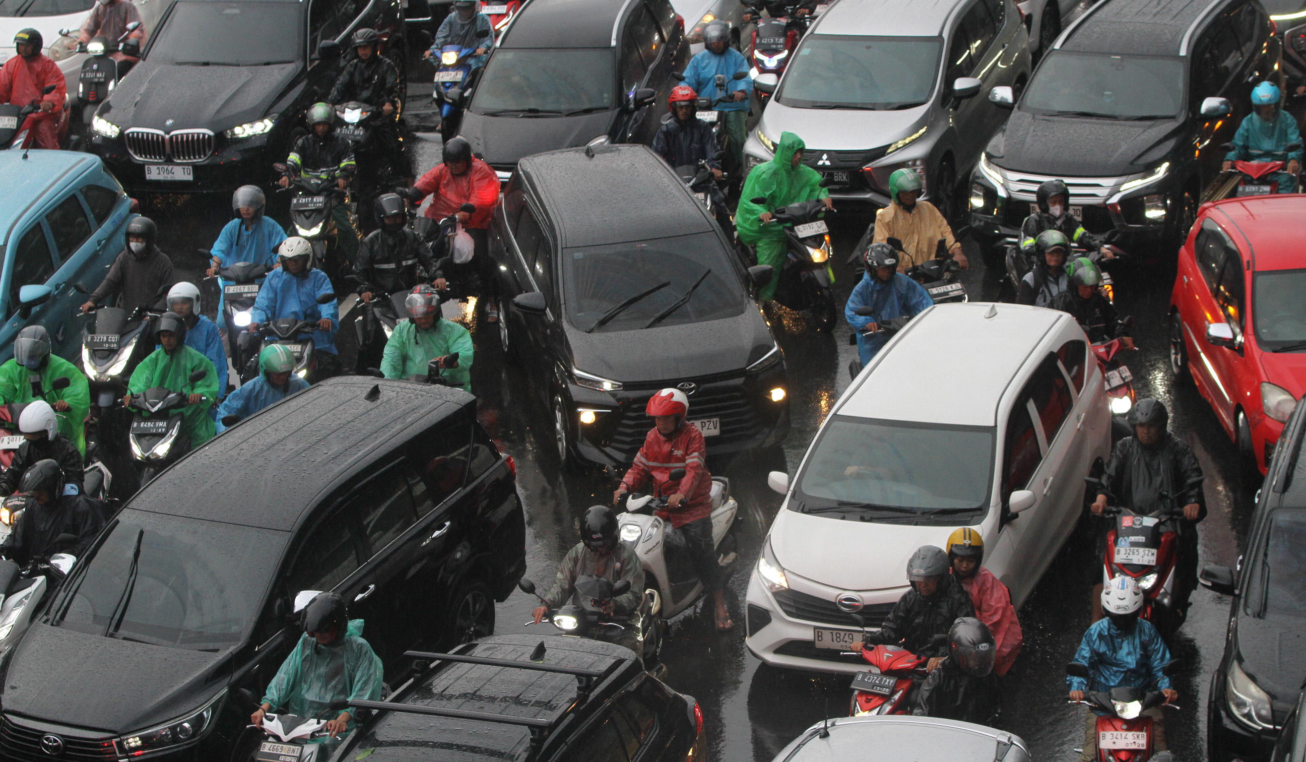 Kapadatan lalu lintas di jalan TB Simatupang. (Agus Priatna/SinPo.id)