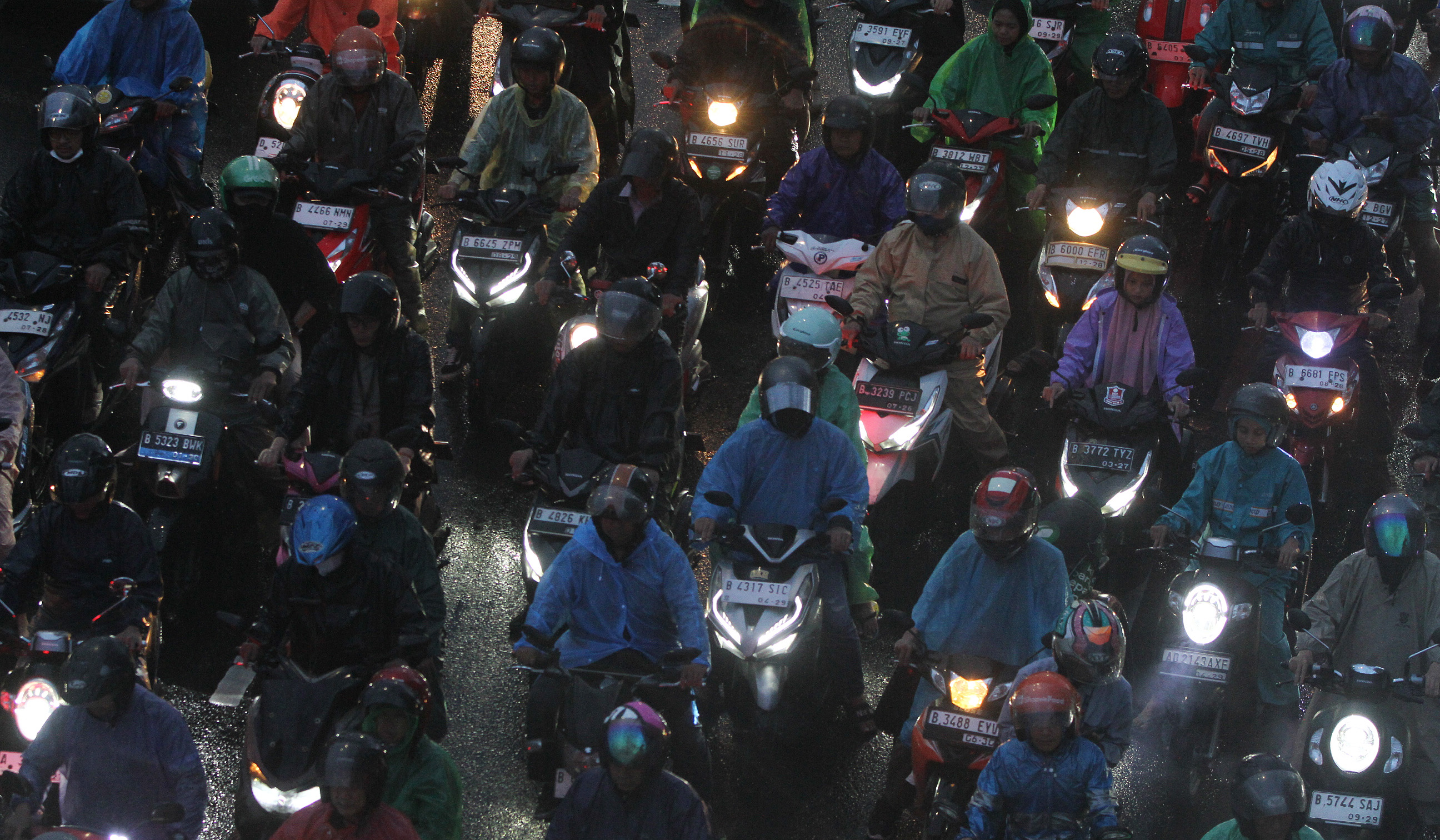 Kapadatan lalu lintas di jalan TB Simatupang. (Agus Priatna/SinPo.id)