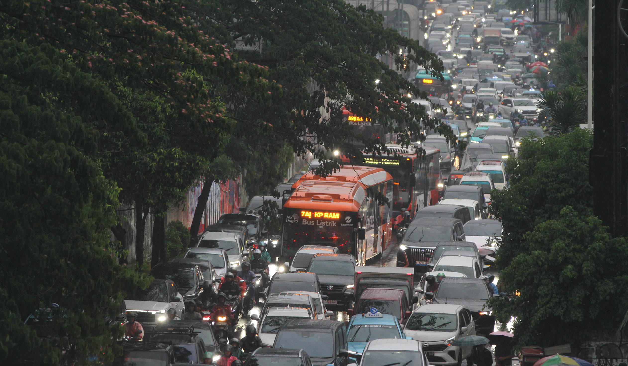 Kapadatan lalu lintas di jalan TB Simatupang. (Agus Priatna/SinPo.id)