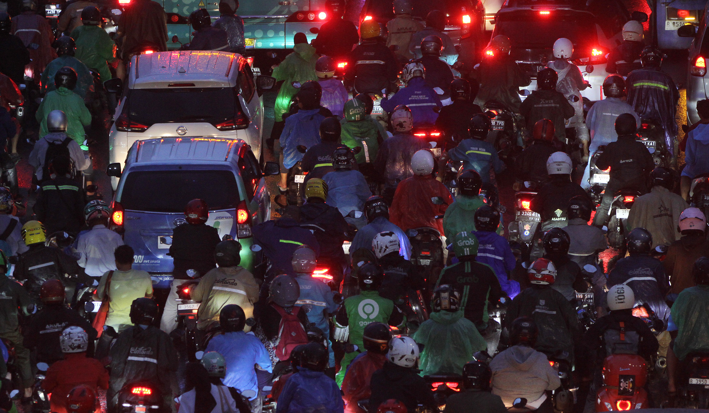 Kapadatan lalu lintas di jalan TB Simatupang. (Agus Priatna/SinPo.id)
