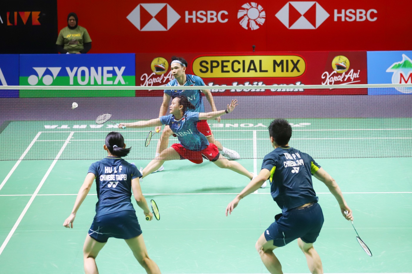 Rinov/Pitha gagal melaju ke babak 16 besar setelah kalah dengan skor 16-21, 21-18, dan 17-21 (Ashar/SinPo.id)